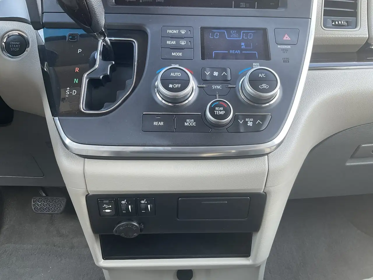 Toyota Sienna снимка Toyota Sienna