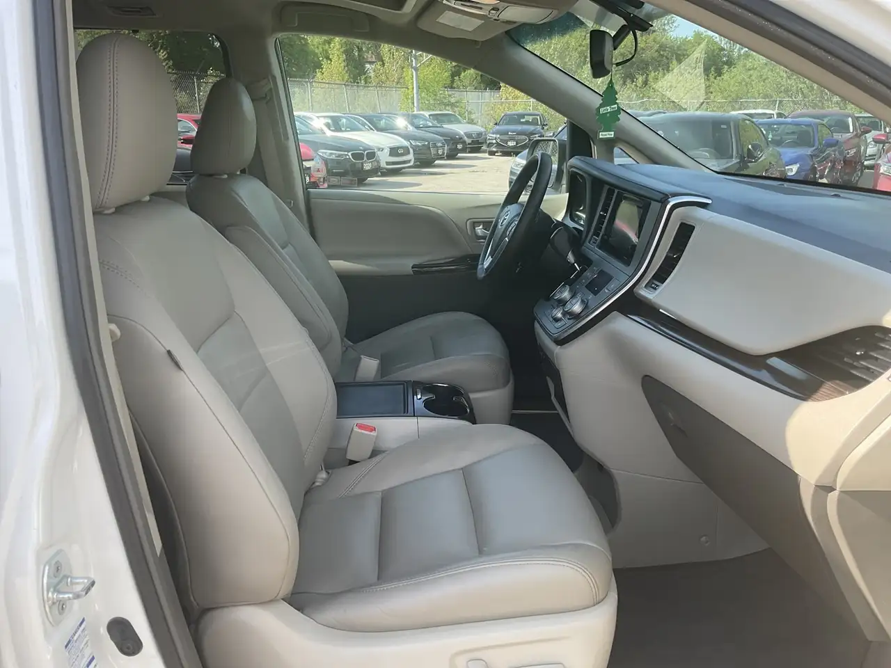 Toyota Sienna снимка Toyota Sienna