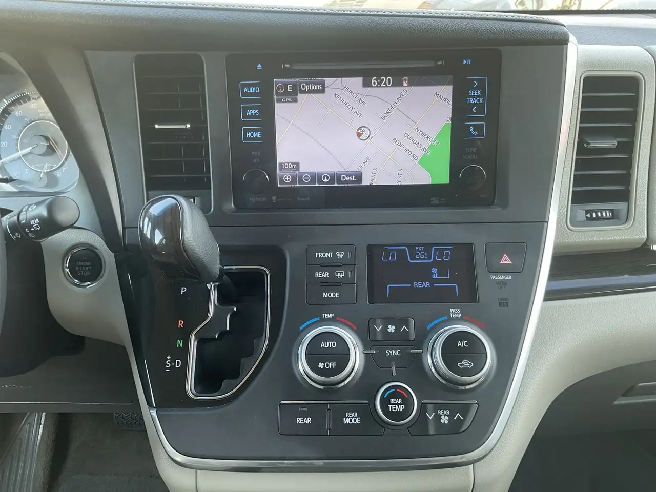 Toyota Sienna снимка Toyota Sienna