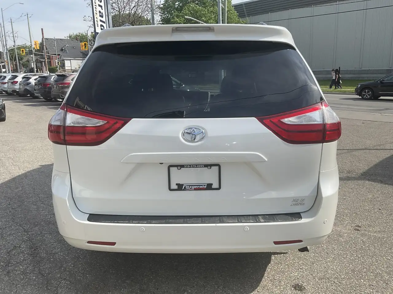 Toyota Sienna снимка Toyota Sienna