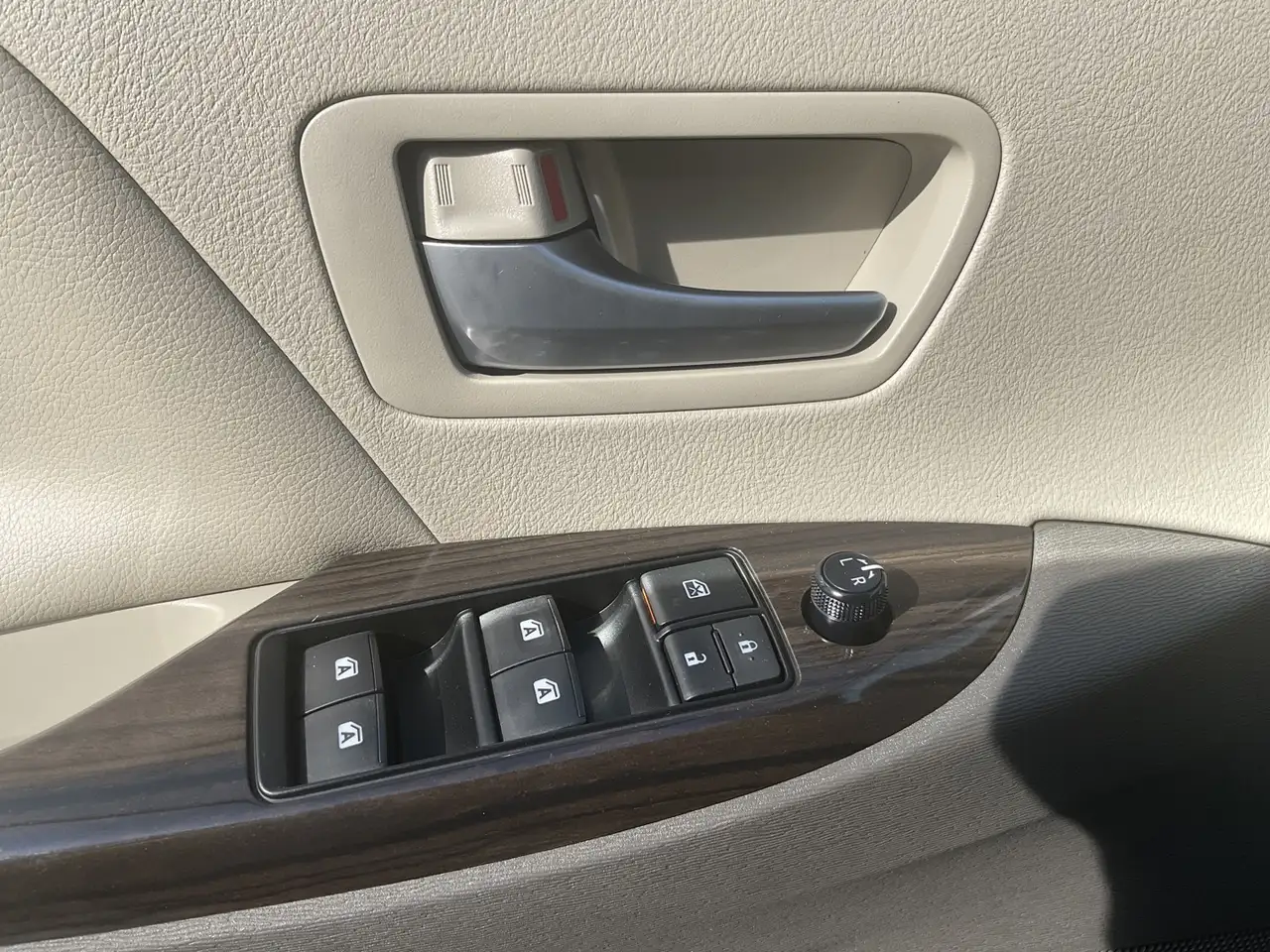Toyota Sienna снимка Toyota Sienna