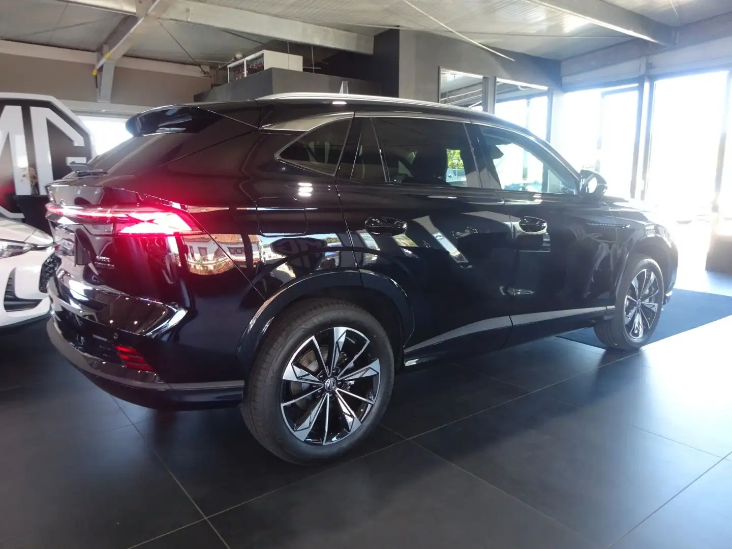 MG HS Hybrid + Luxury  MY 25 Schwarz - 2