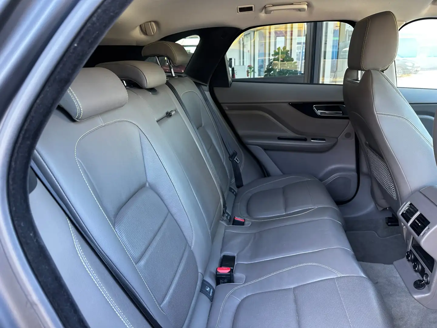 Jaguar F-Pace F-Pace 2.0 D 180 CV AWD Portfolio Gris - 2