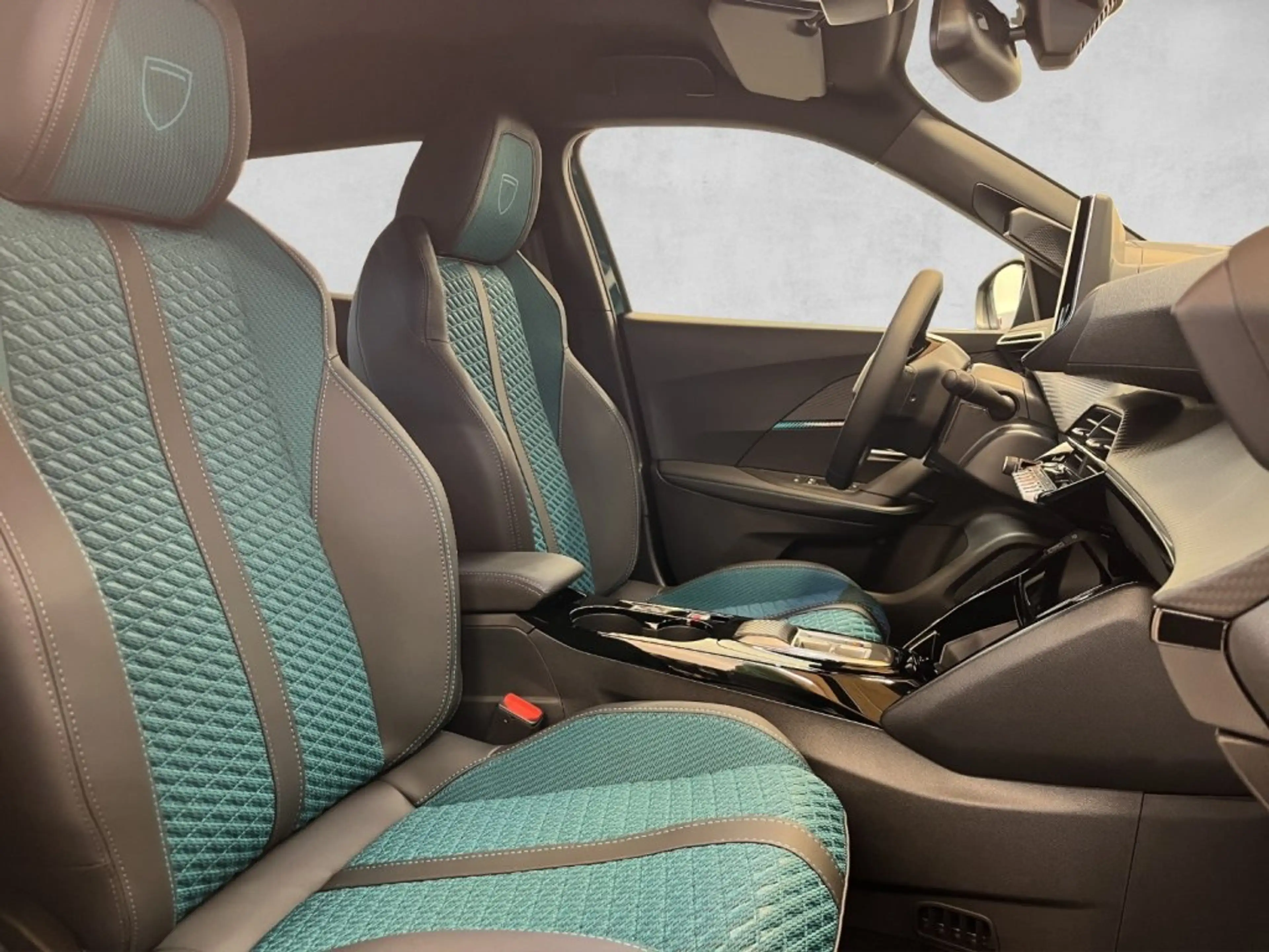 Peugeot 2008 Envy MHEV 110 e-DCS6 — photo 17