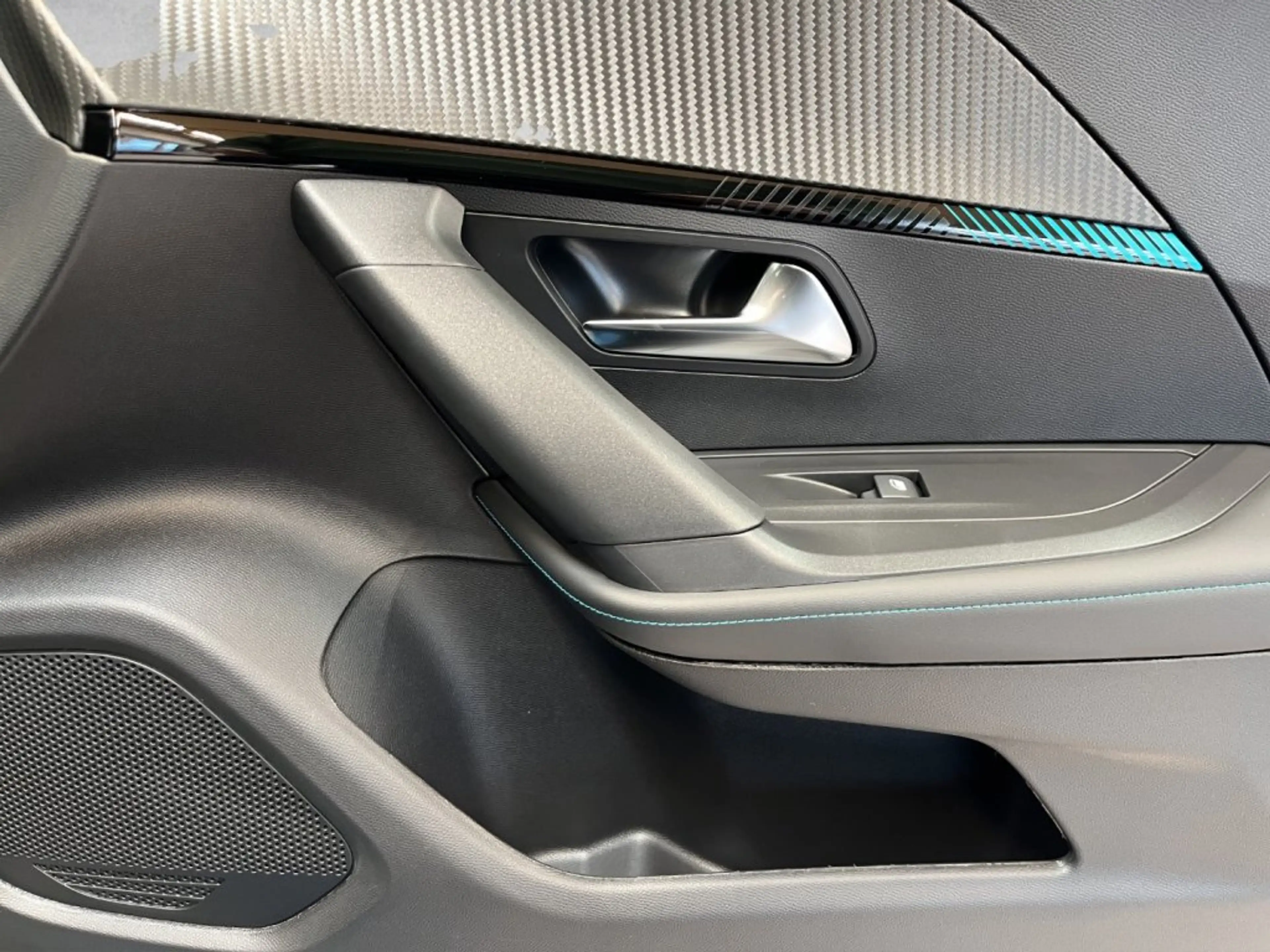 Peugeot 2008 Envy MHEV 110 e-DCS6 — photo 16