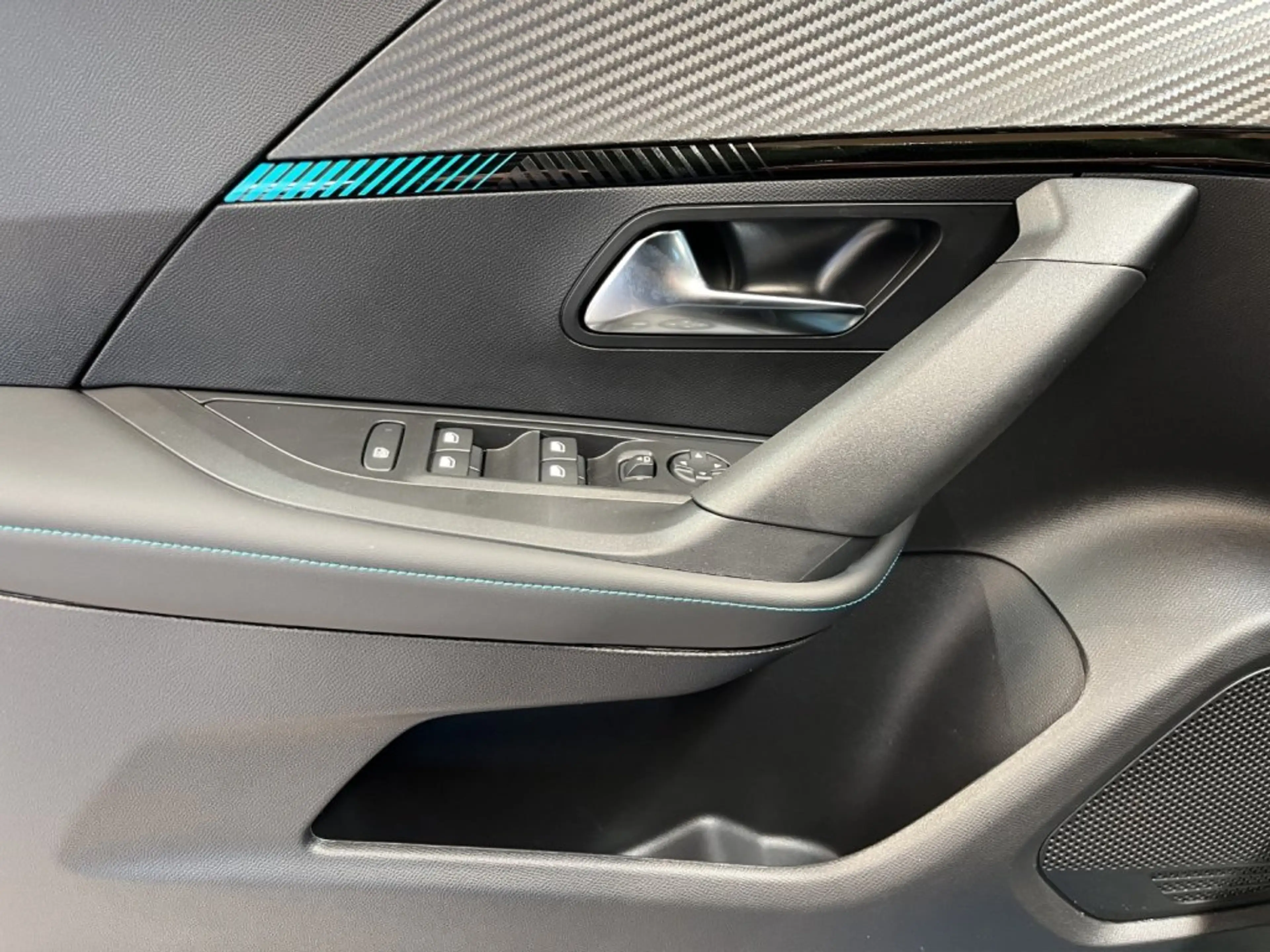 Peugeot 2008 Envy MHEV 110 e-DCS6 — photo 12