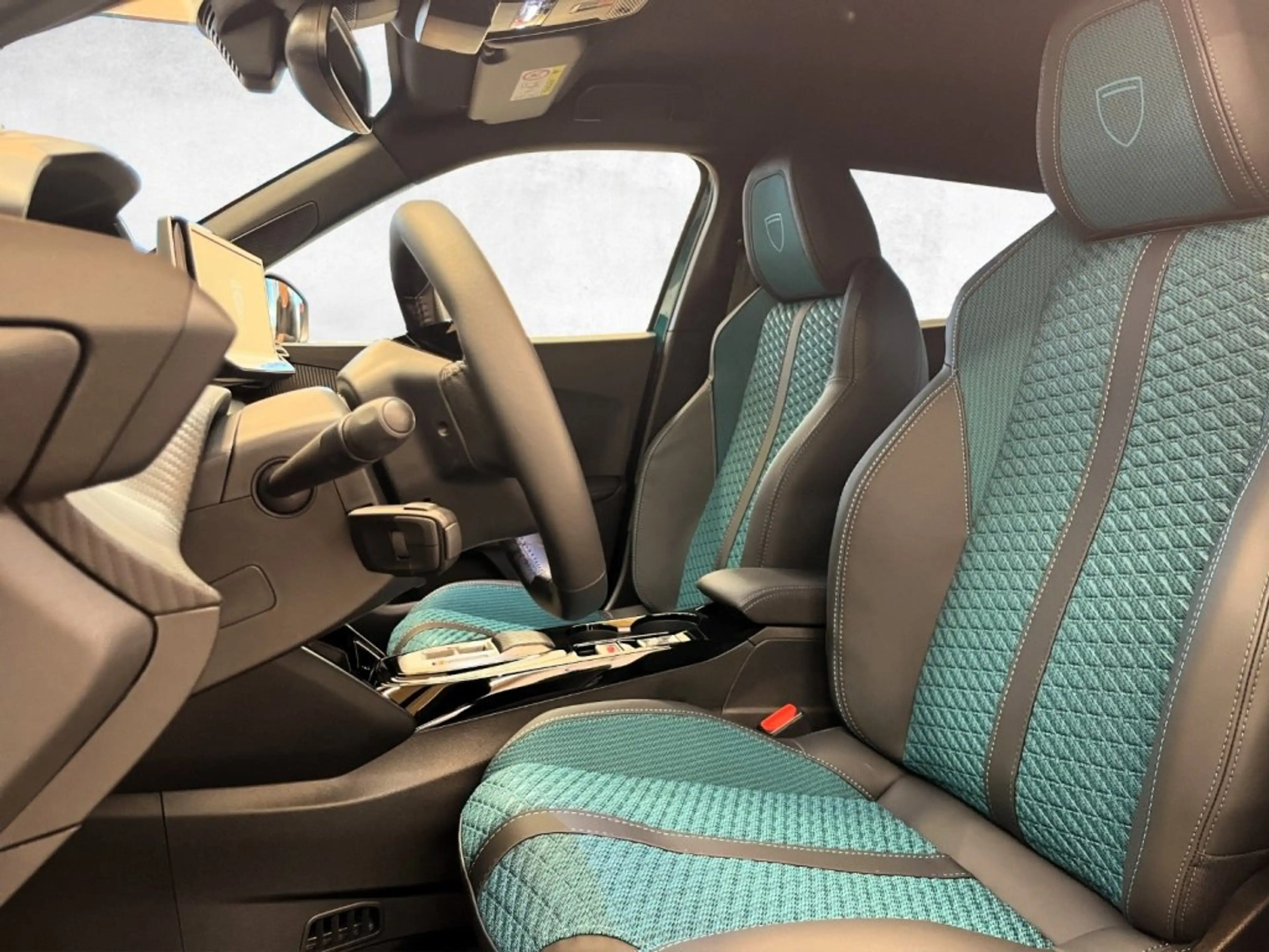 Peugeot 2008 Envy MHEV 110 e-DCS6 — photo 9