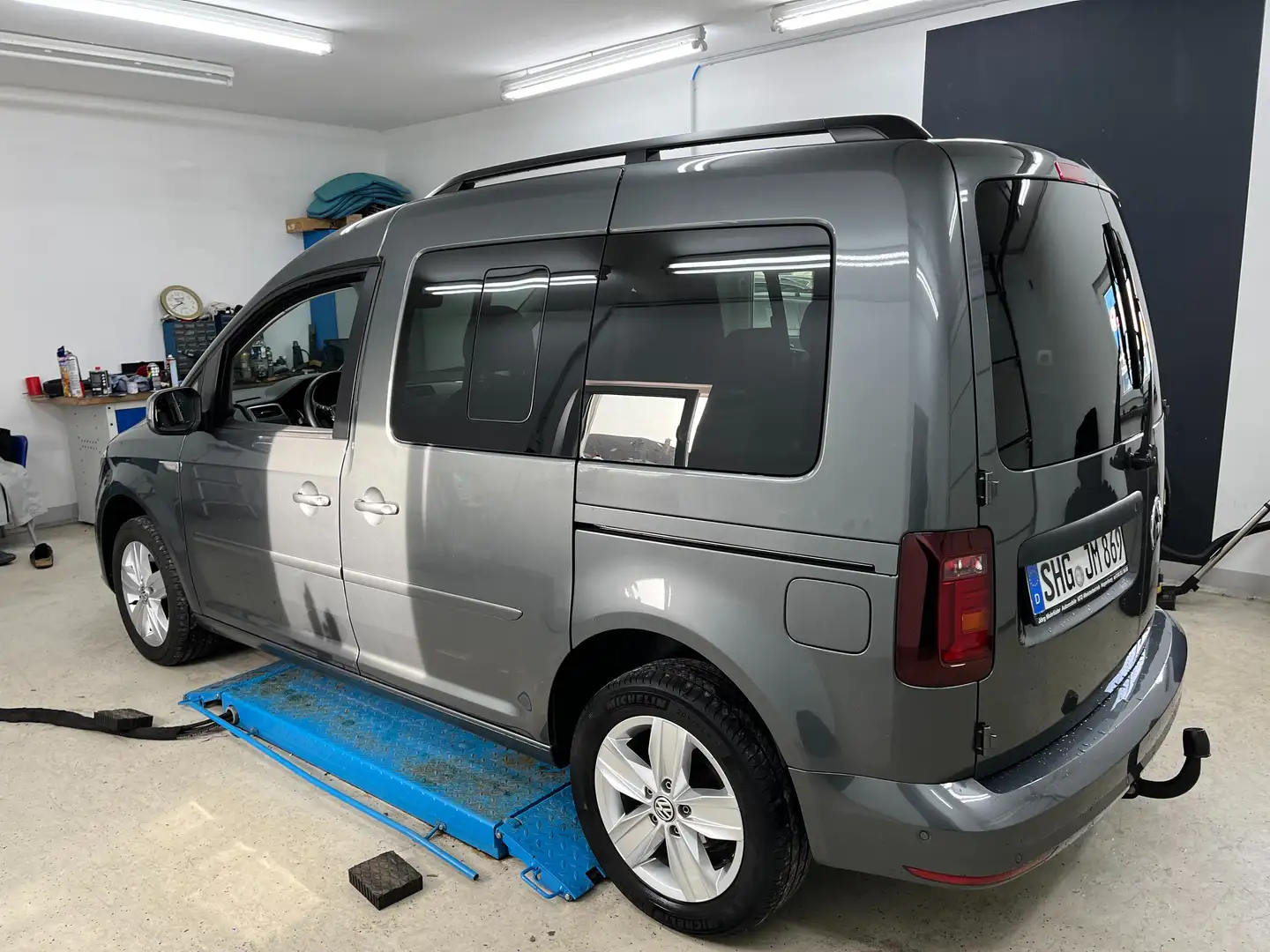 Volkswagen Caddy Comfortline Navigation Xenon AHK Standheizung Grau - 1