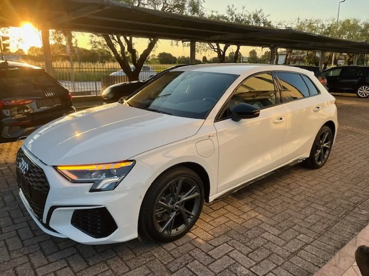 Audi A3 Sportback 40 TFSI 204cv E  s-tron S line NAVI+LED Blanc - 2