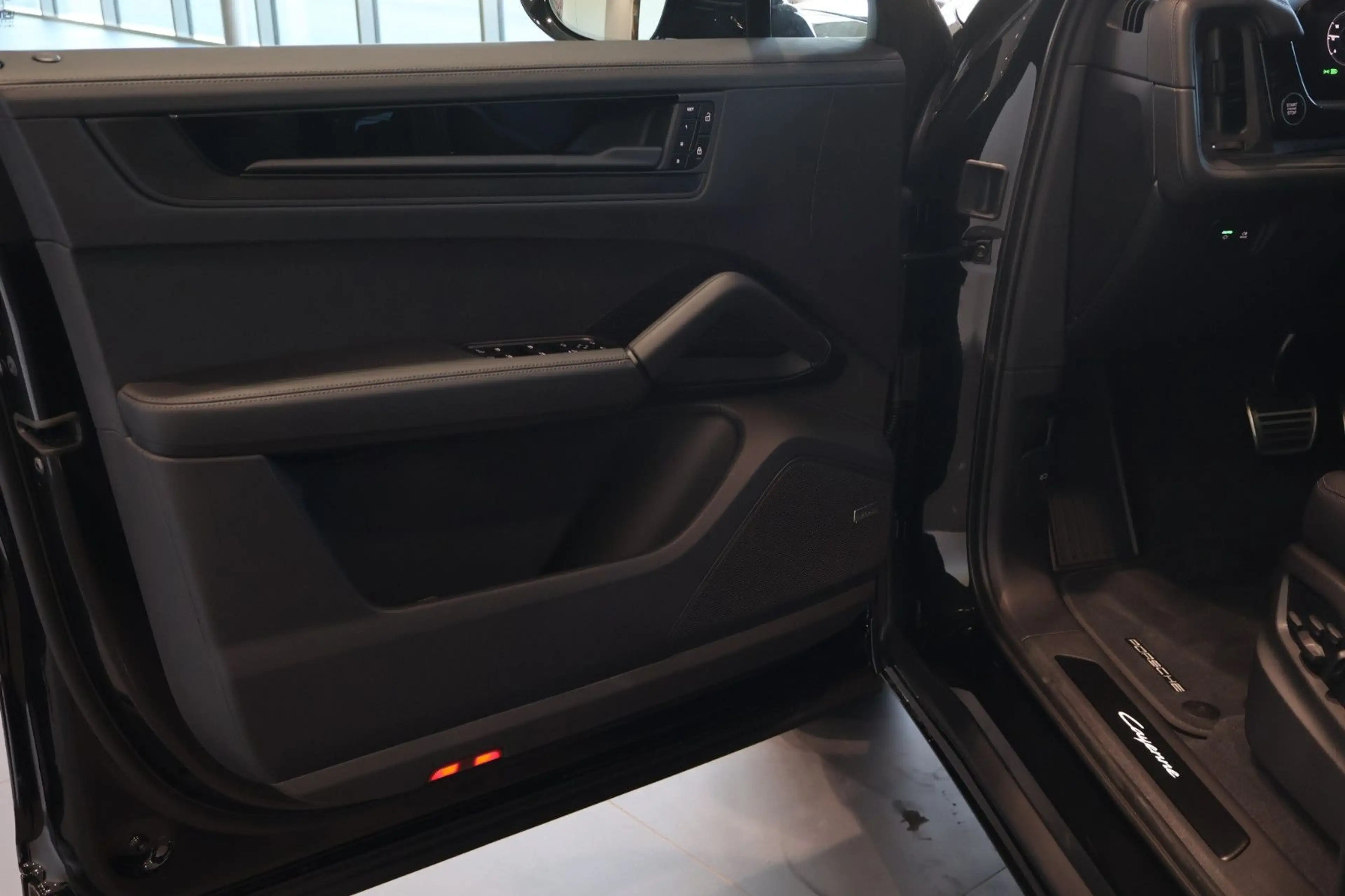 Porsche Cayenne Coupe E-Hybrid Black Ed*InnoDrive*NEU — photo 9