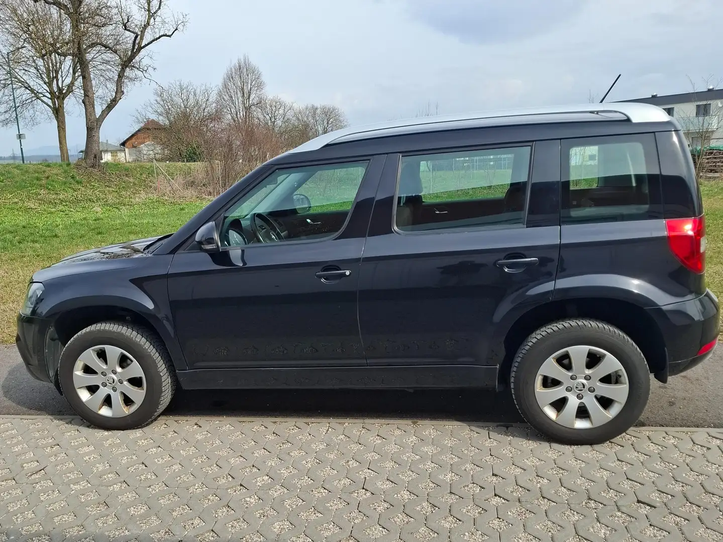 Skoda Yeti Yeti 2,0 TDI SCR 4x4 Ambition Ambition Schwarz - 2