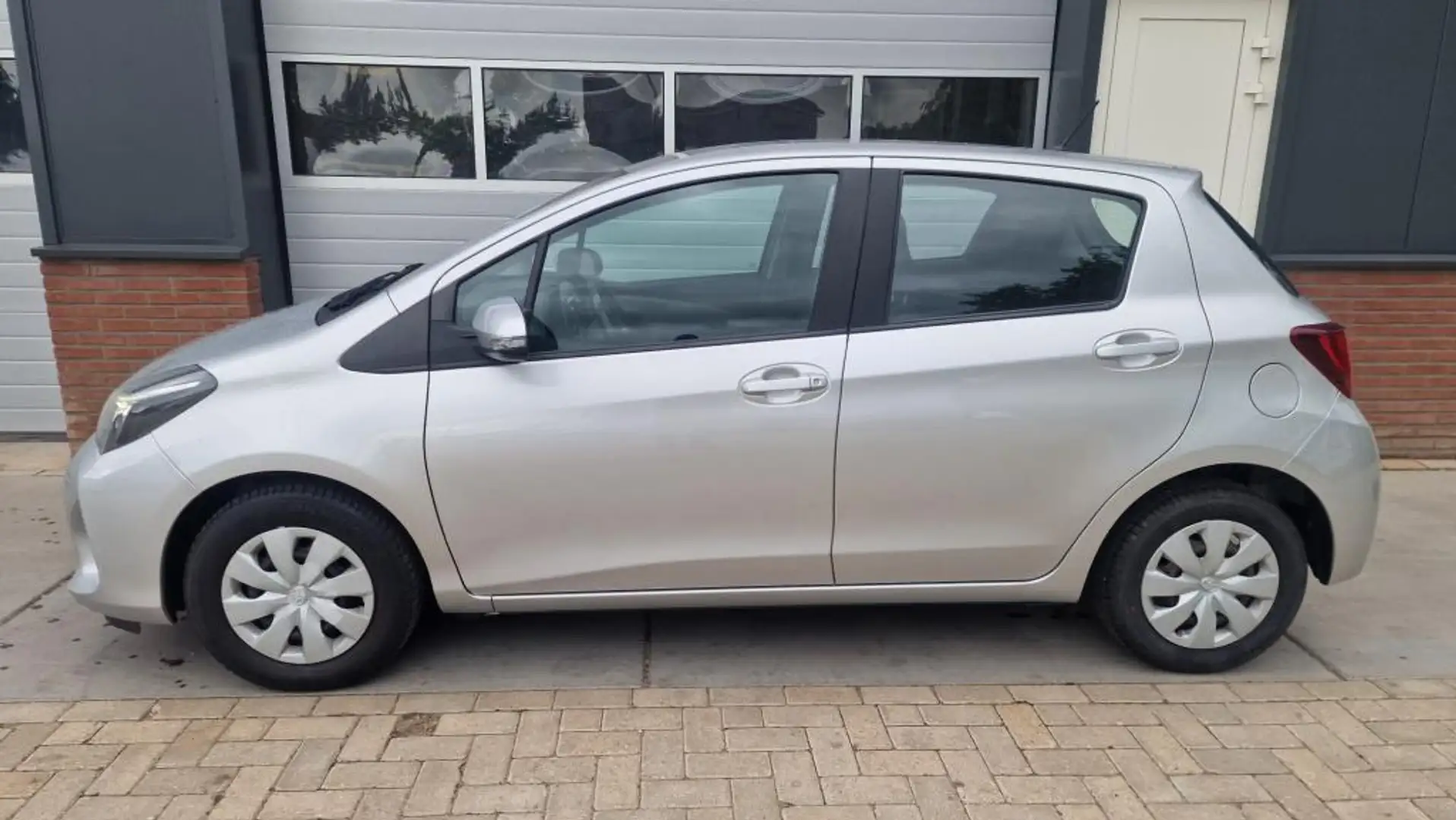 Toyota Yaris 1.0 VVT-i Aspiration | 12 Maanden BOVAG Garantie Grijs - 2