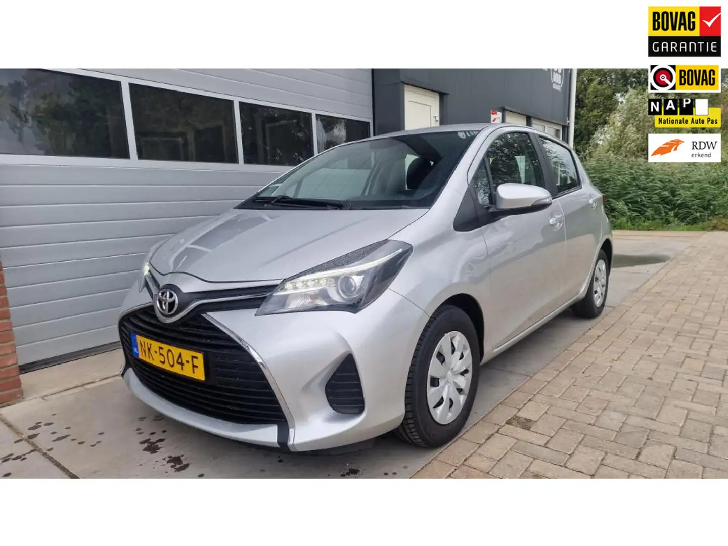 Toyota Yaris 1.0 VVT-i Aspiration | 12 Maanden BOVAG Garantie Grijs - 1