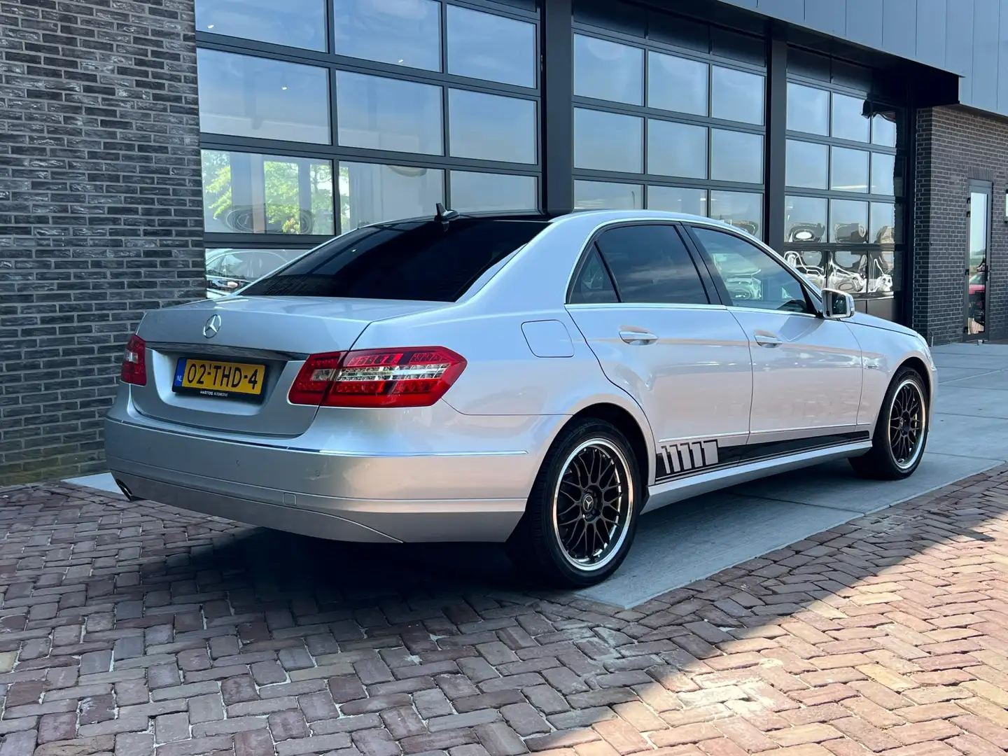 Mercedes-Benz E 200 CGI Business Class Avantgarde | Navi | 1/2 Leer | Grijs - 2