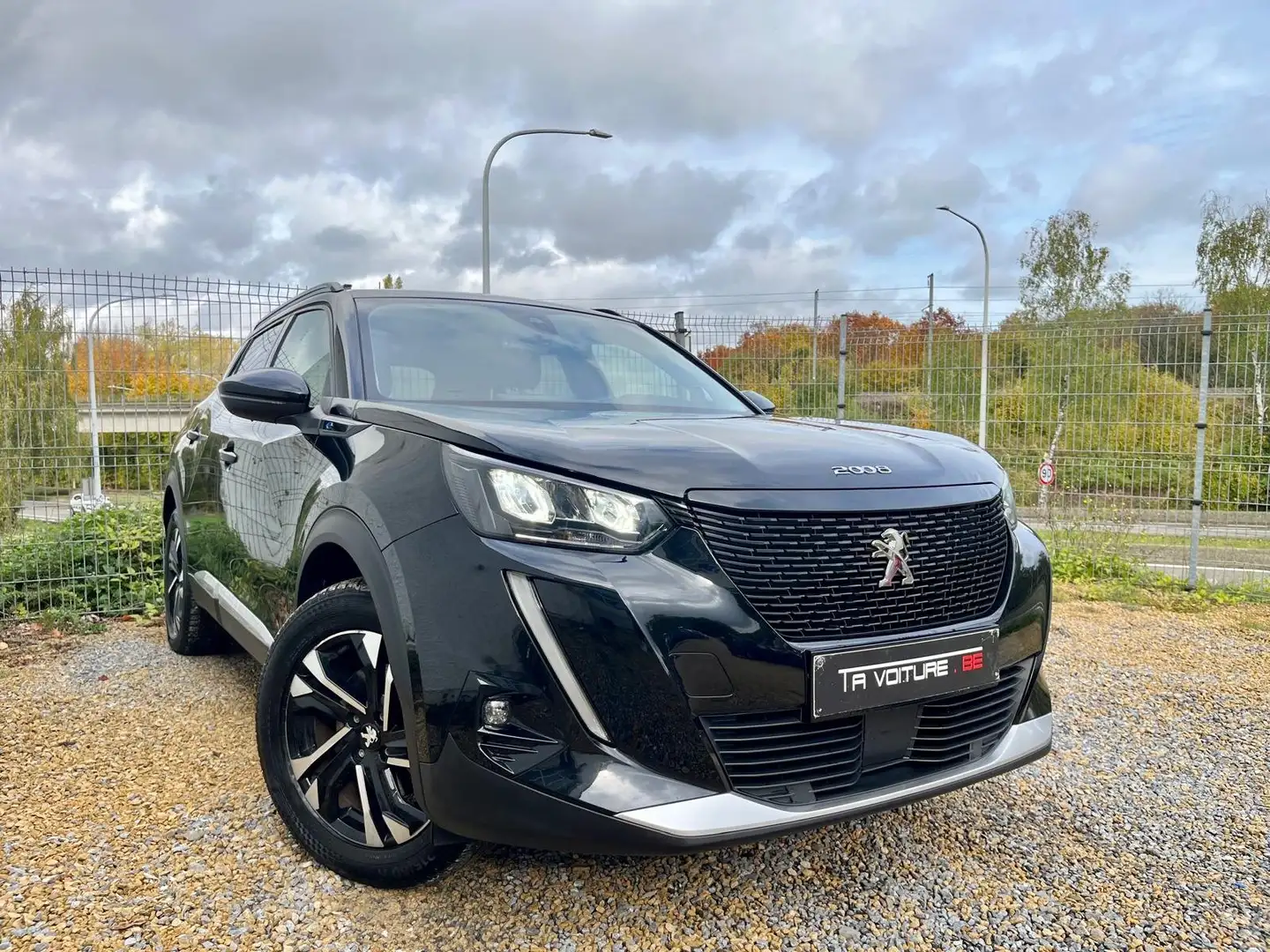 Peugeot e-2008 50 kWh Allure LED/NAV/CARPLAY/CLIM-AUTO/CRUISE/PDC Noir - 1