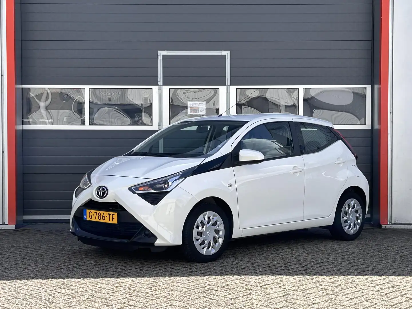 Toyota Aygo 1.0 VVT-i x-play limited | Camera | Airco | Elek r White - 2