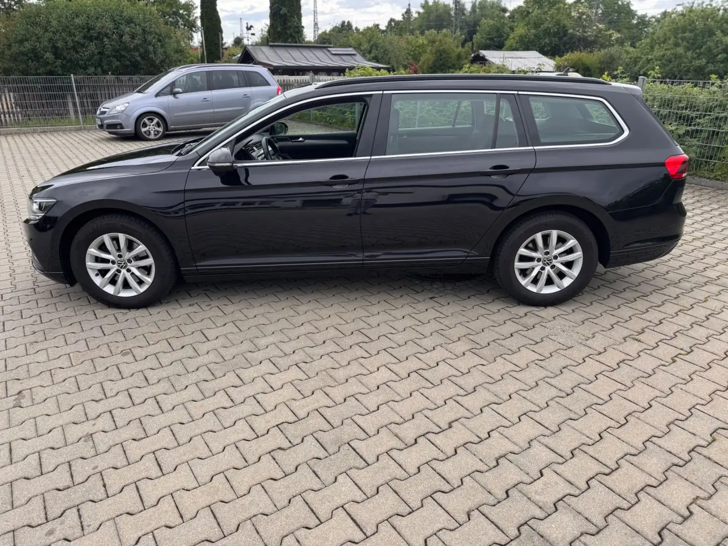 Volkswagen Passat Variant Passat Business 2,0TDI AHK PANO ACC Hagel Schwarz - 2