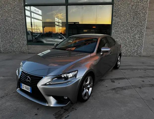 Lexus IS 300 IS 300h 2.5 Luxury cvt 223cv