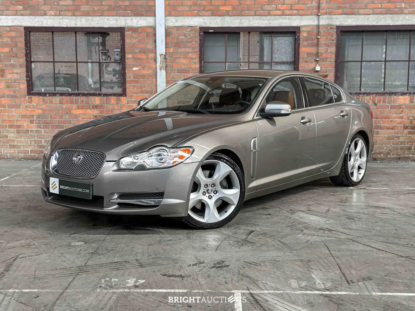 Jaguar XF 4.2 V8 SV8 Supercharged Grijs - 1