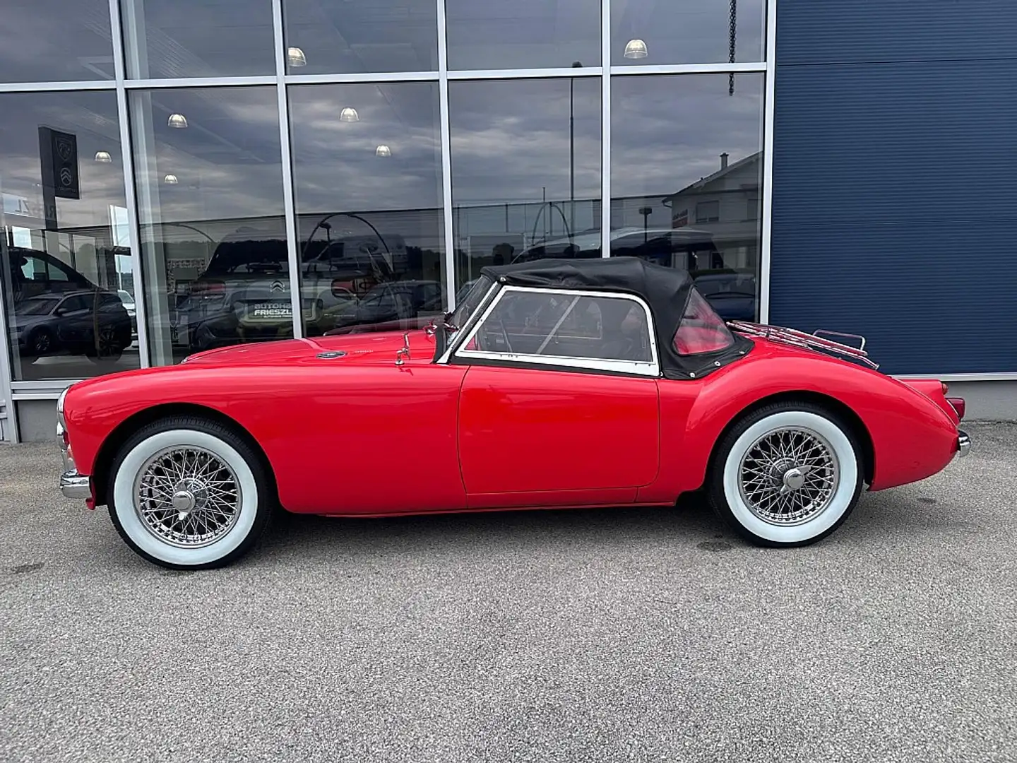 MG MGA 1600 Червоний - 2