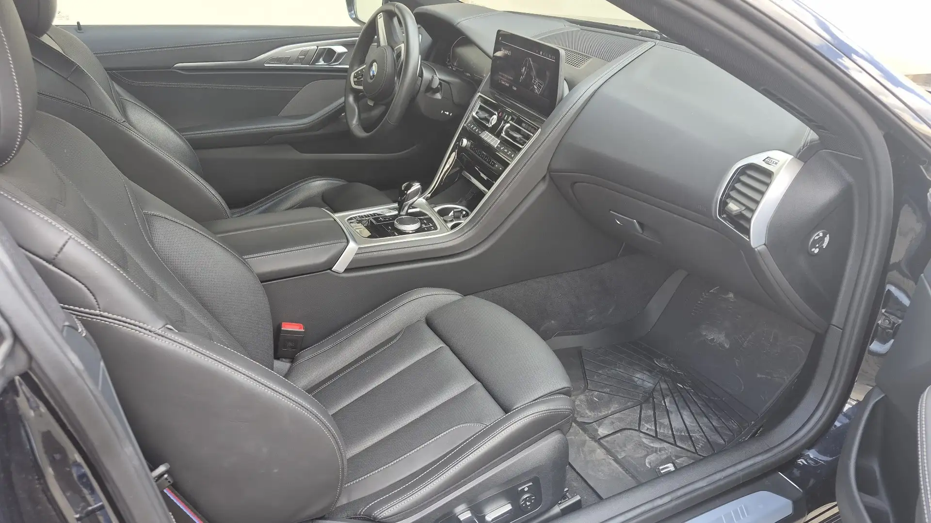 BMW 8 Series 2025 블랙 사진 8