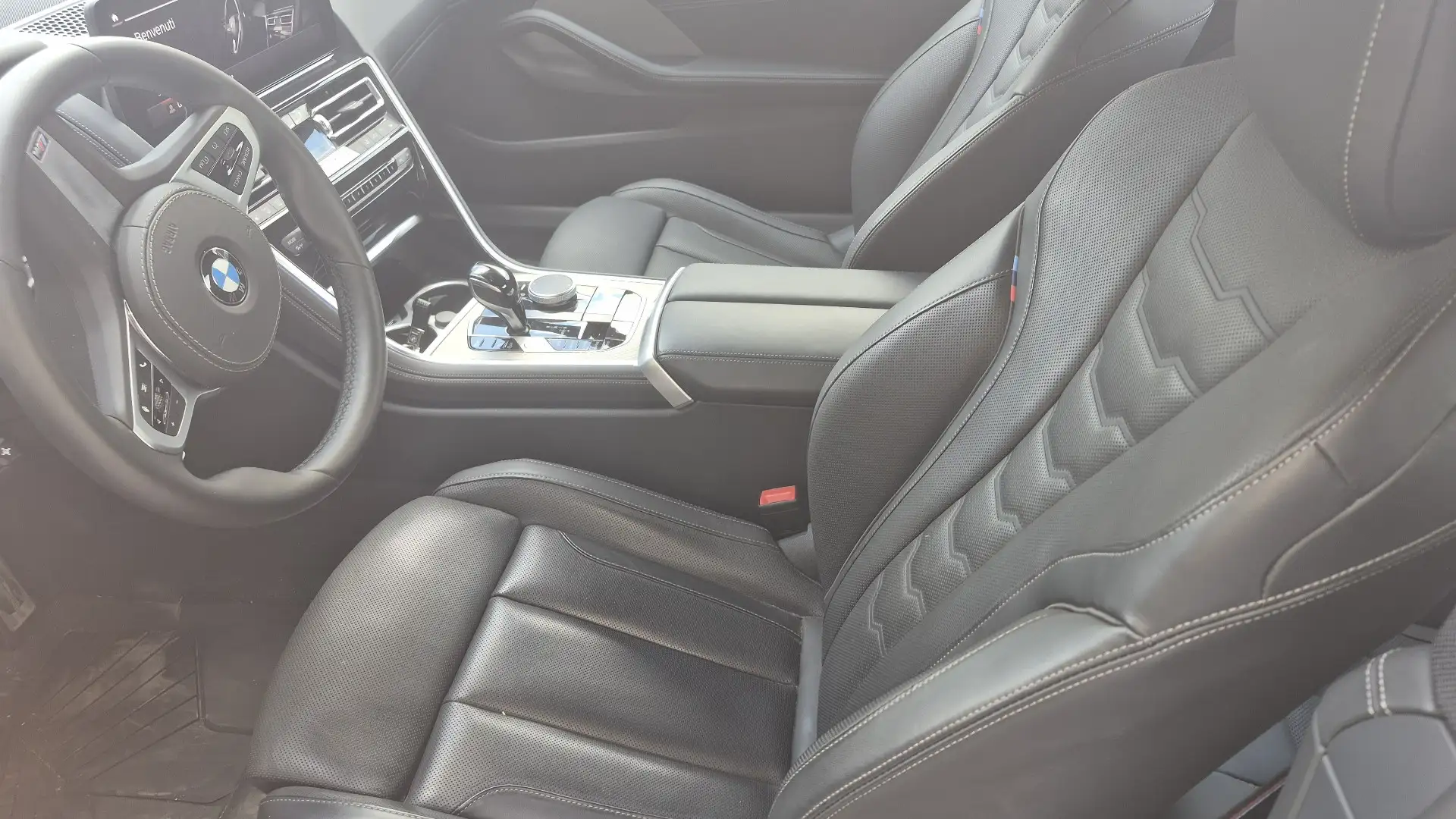 BMW 8 Series 2025 블랙 사진 7