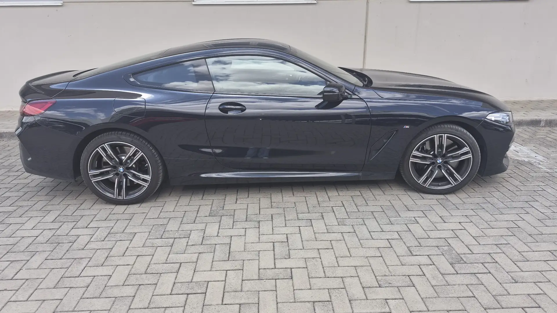 BMW 8 Series 2025 블랙 사진 1