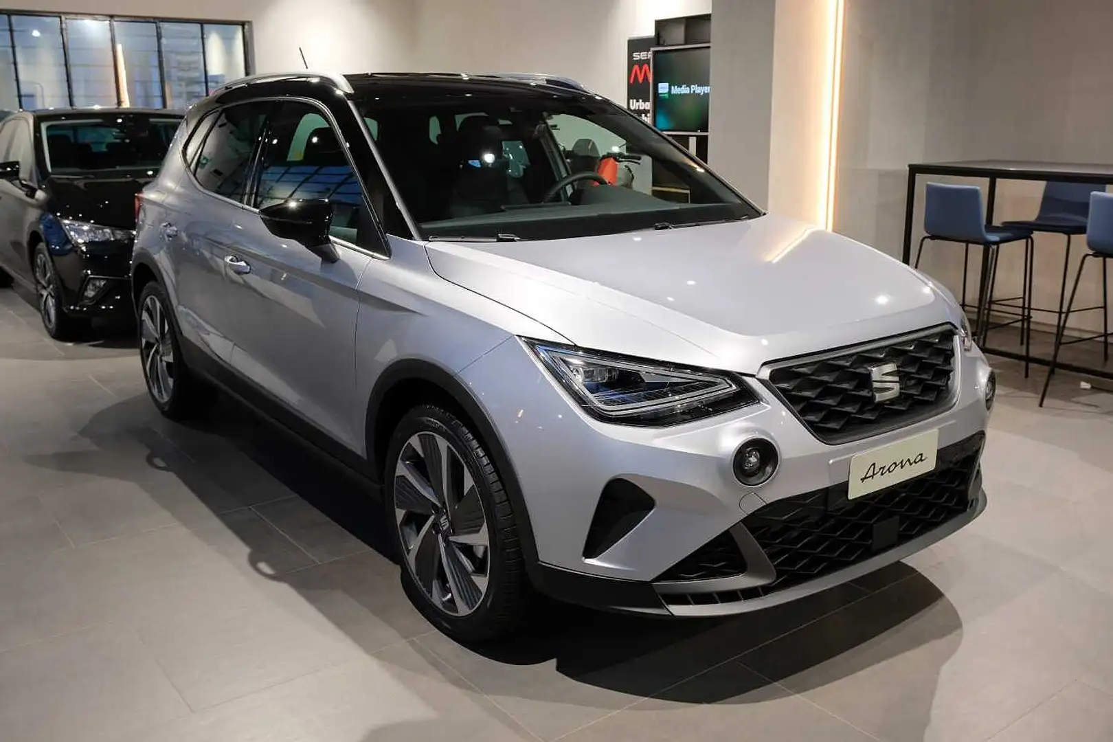 SEAT Arona 1.5 TSI 150CV EVO DSG FR Silber - 1