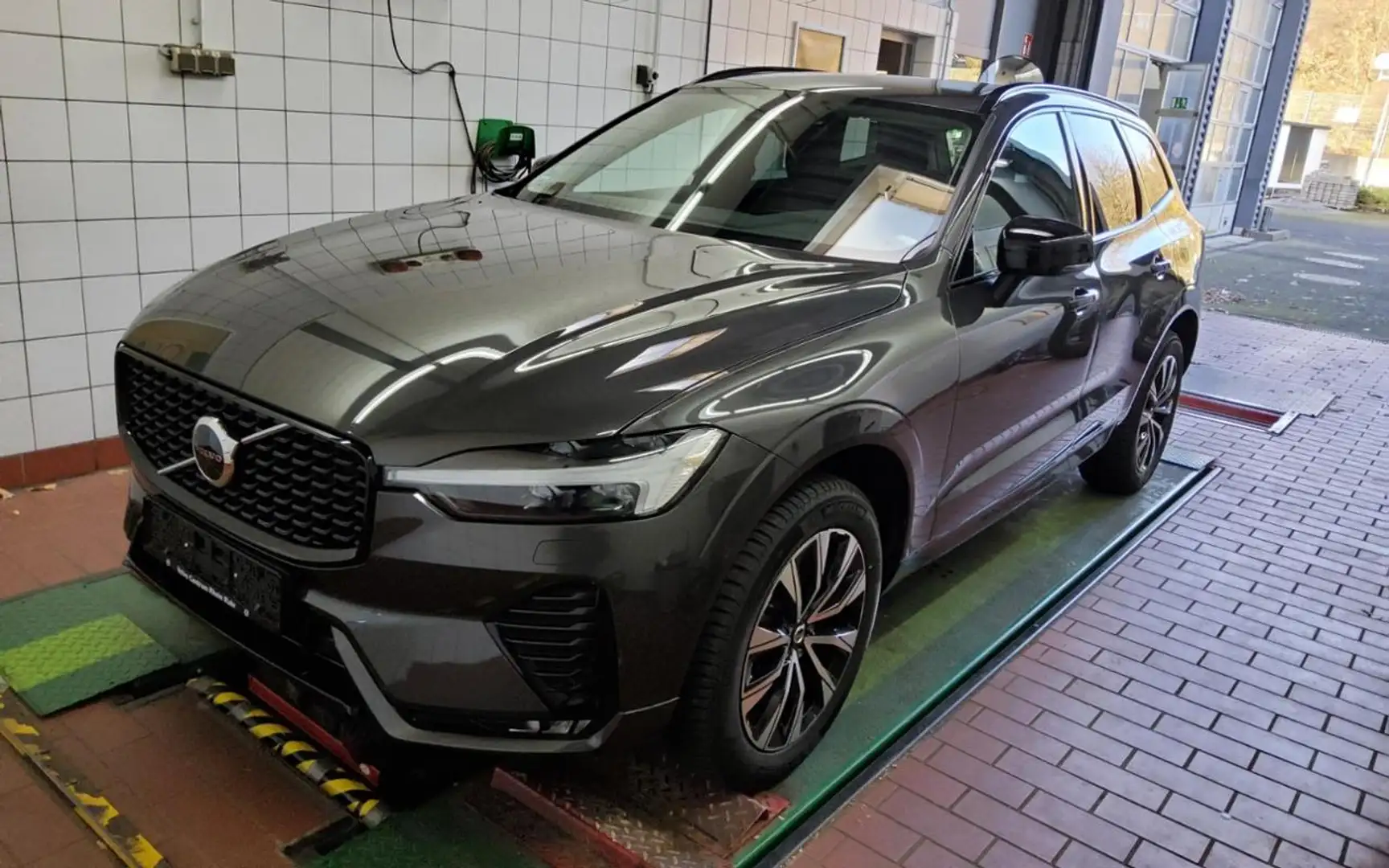 Volvo XC60 B5 AWD  PLUS DARK  FAP+HKSOUND+WINTERPAK+LM Gris - 2