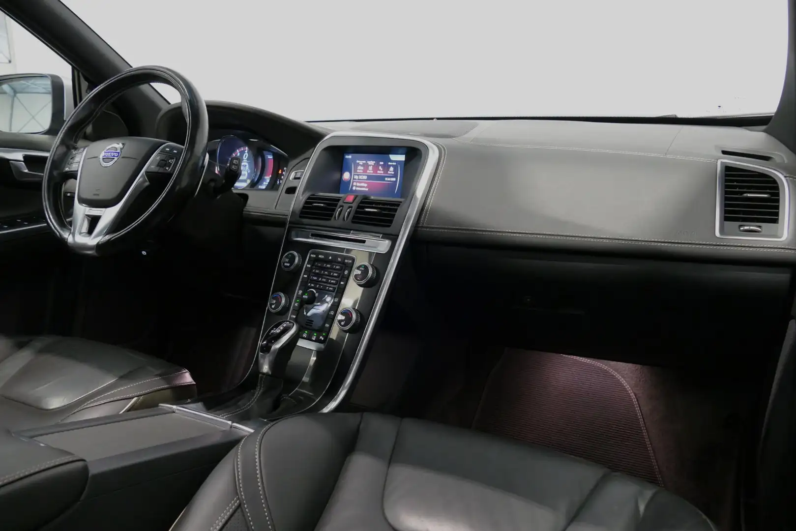 Volvo XC60 2.0 T5 FWD R-Design / Panoramadak / Elektr. verste Zwart - 2