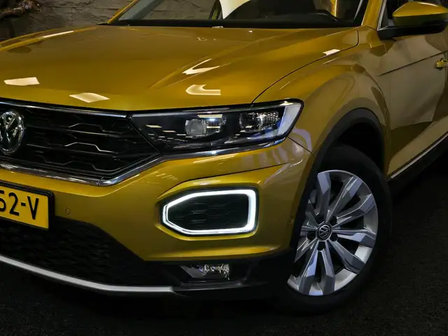Volkswagen T-Roc view 5