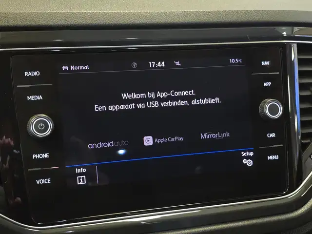 Volkswagen T-Roc view 8