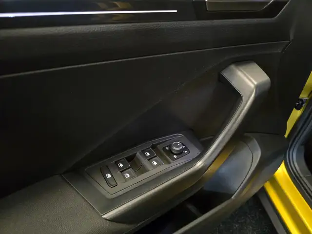Volkswagen T-Roc view 16