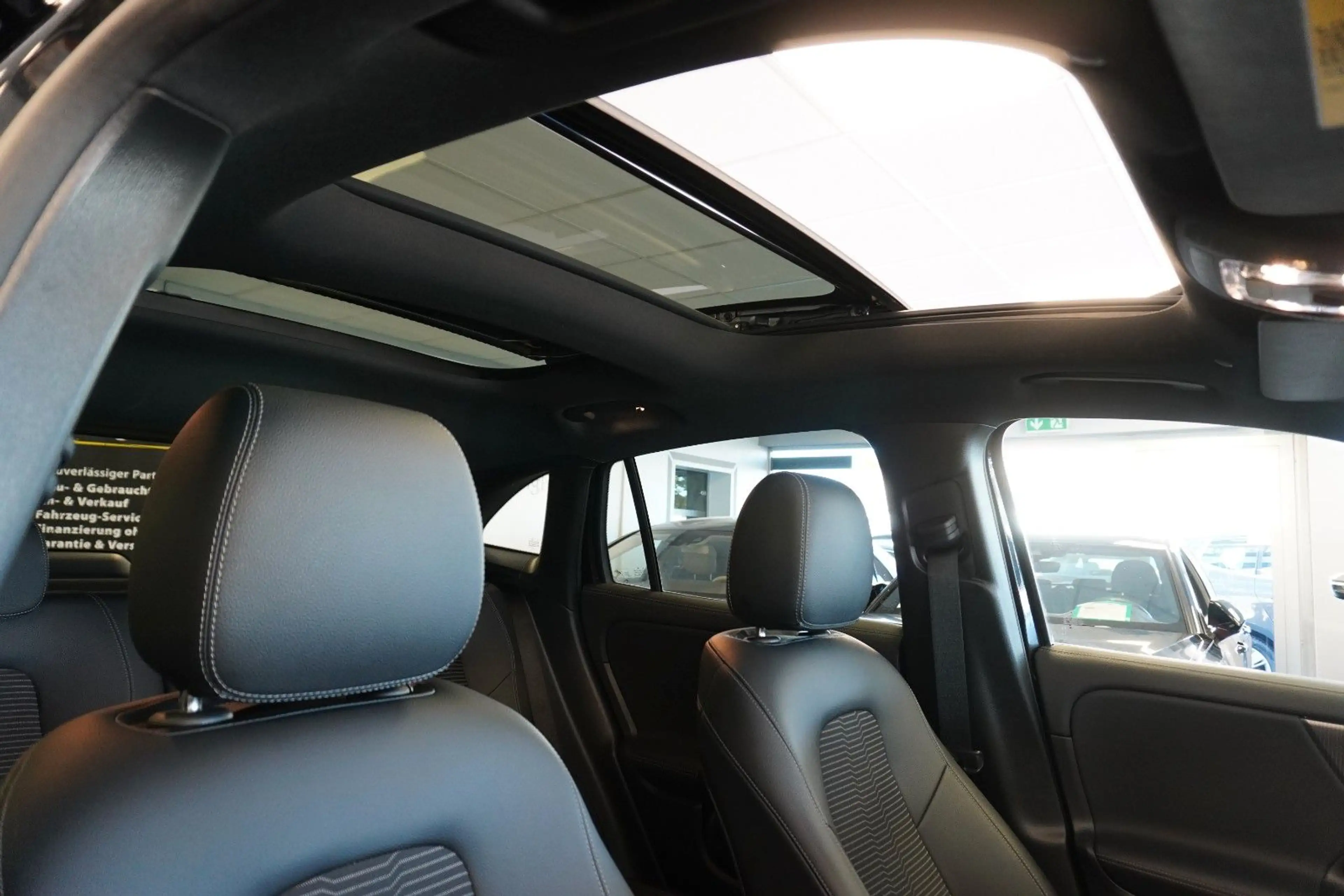 Mercedes-Benz GLA 200 d/Panoramadach/Navi/Leder/Alu/1.Hand — photo 13