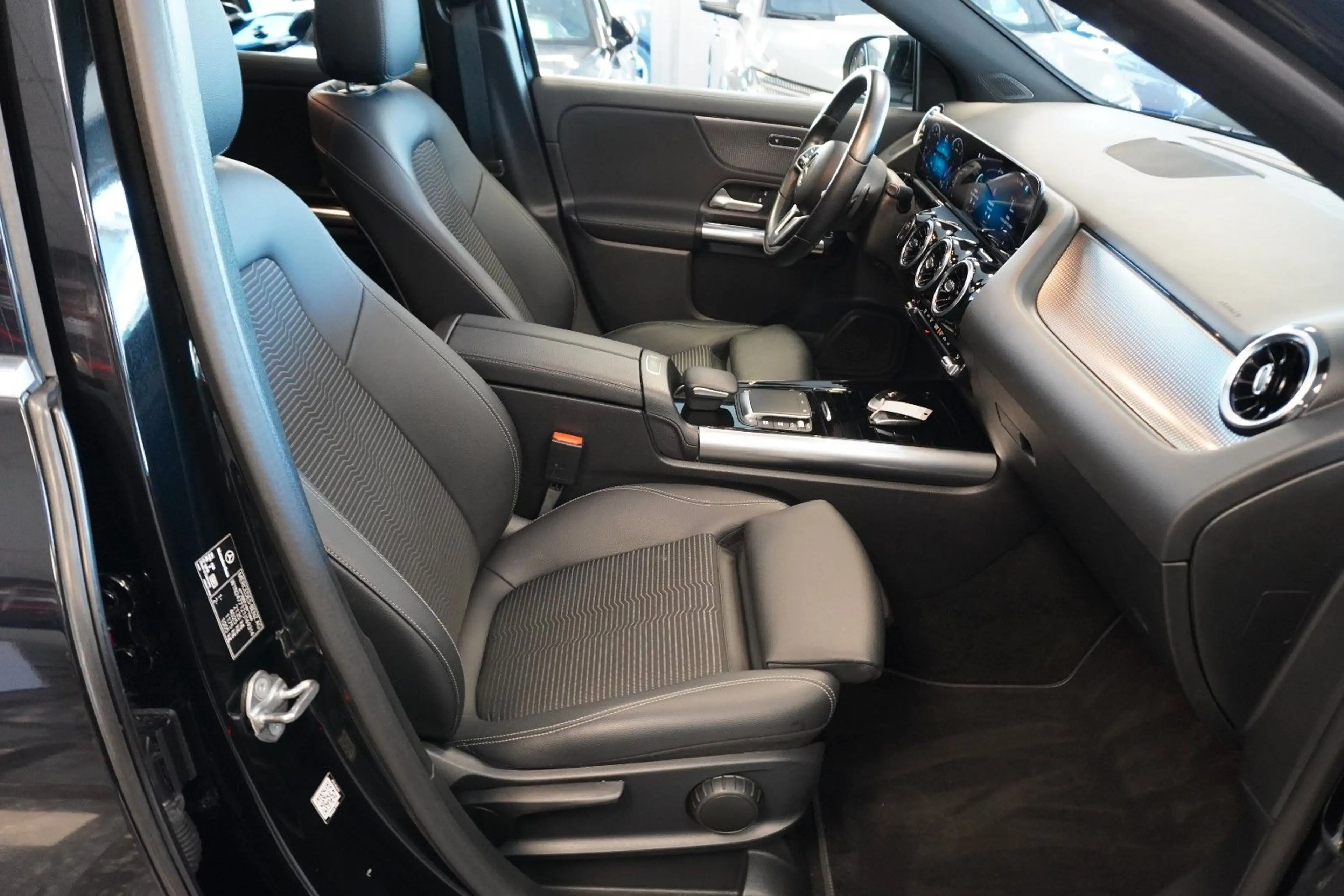 Mercedes-Benz GLA 200 d/Panoramadach/Navi/Leder/Alu/1.Hand — photo 12