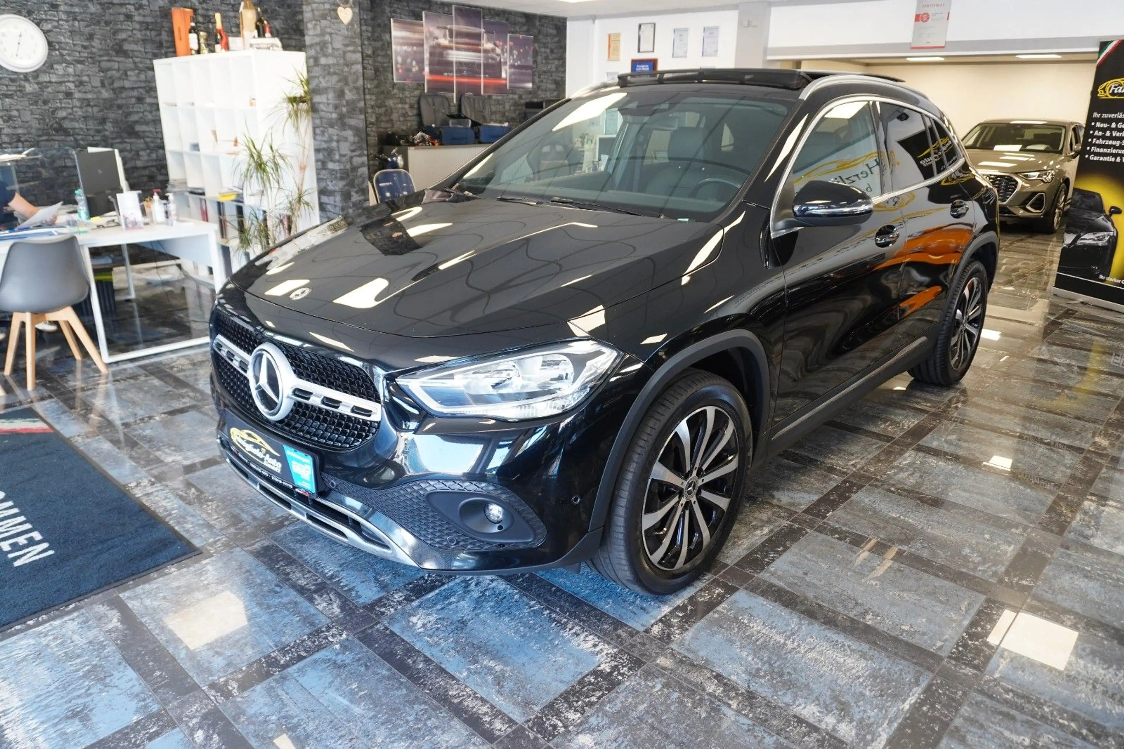 Mercedes-Benz GLA 200 d/Panoramadach/Navi/Leder/Alu/1.Hand — photo 7