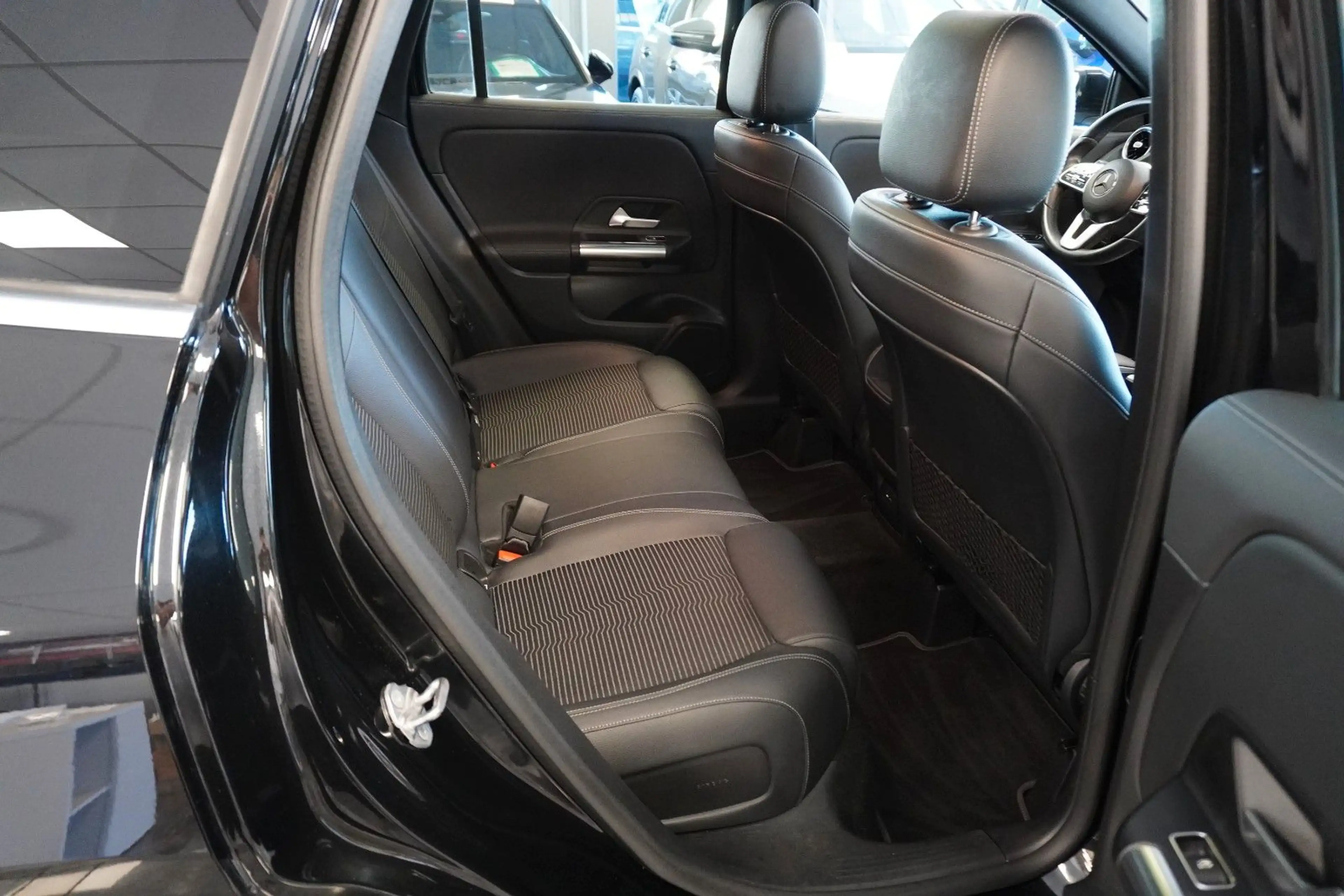 Mercedes-Benz GLA 200 d/Panoramadach/Navi/Leder/Alu/1.Hand — photo 14