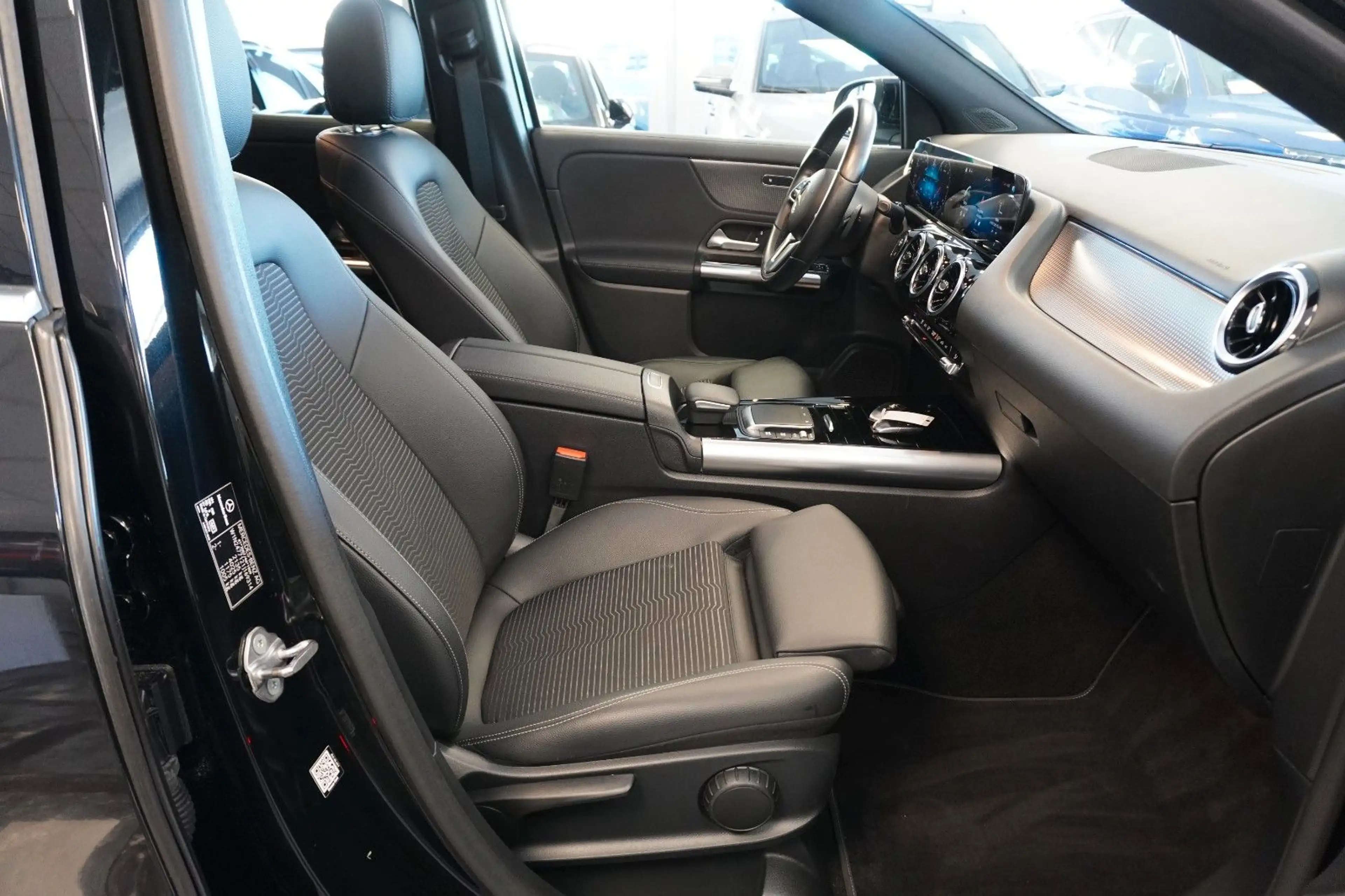 Mercedes-Benz GLA 200 d/Panoramadach/Navi/Leder/Alu/1.Hand — photo 11