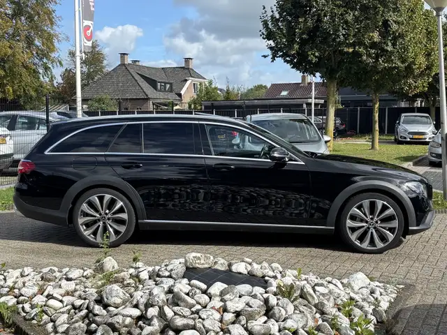 Mercedes-Benz E-Class view 4