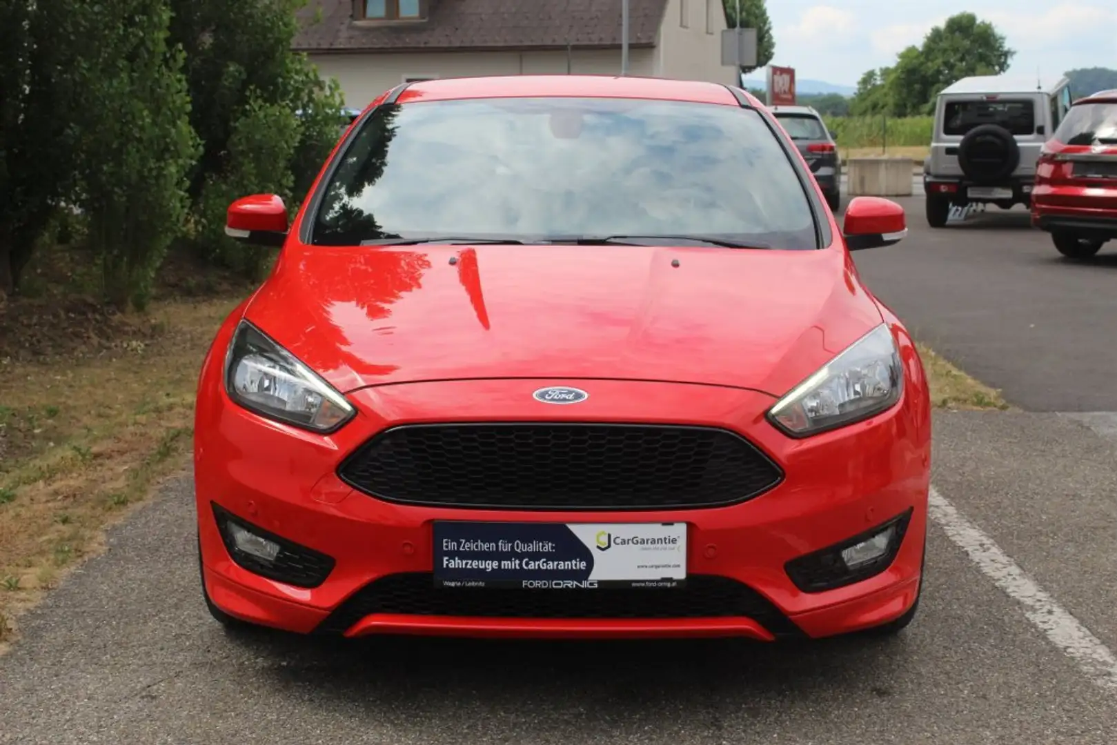 Ford Focus ST-Line 5trg. 1.0EcoBoost 125PS * 12 Monate CarGarantie 
* Parksensoren vorne + hinten 
* Aktiver Parkassistent 
* get Rot - 2