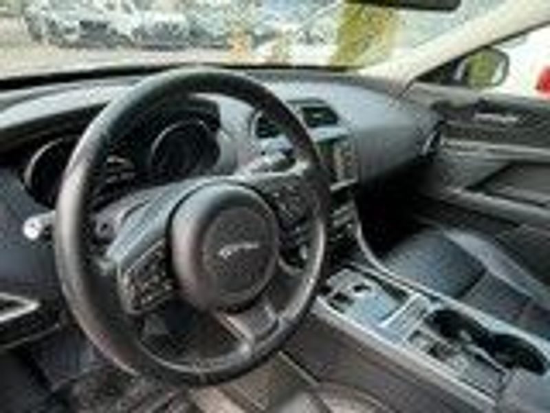Jaguar XE Prestige — photo 9