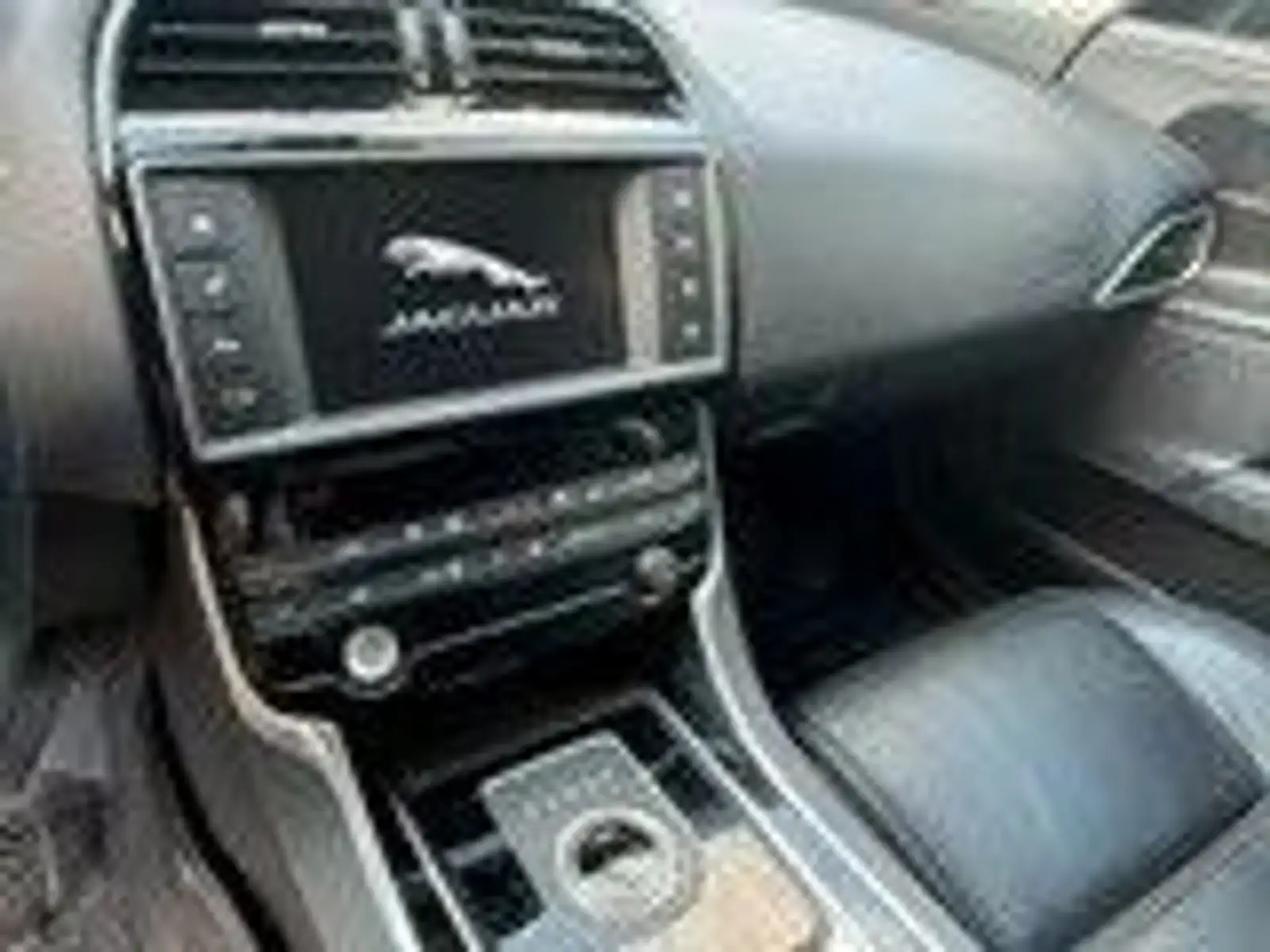 Jaguar XE Prestige — photo 10