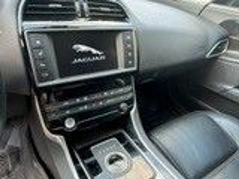 Jaguar XE Prestige — photo 10