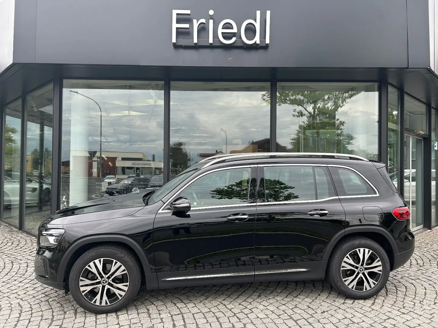 Mercedes-Benz GLB 200 d Multibeam, Distronic, Keyless, AHK Schwarz - 1