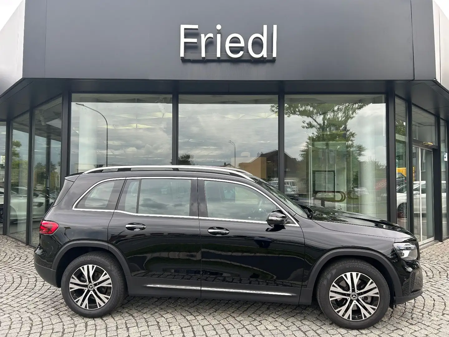 Mercedes-Benz GLB 200 d Multibeam, Distronic, Keyless, AHK Schwarz - 2
