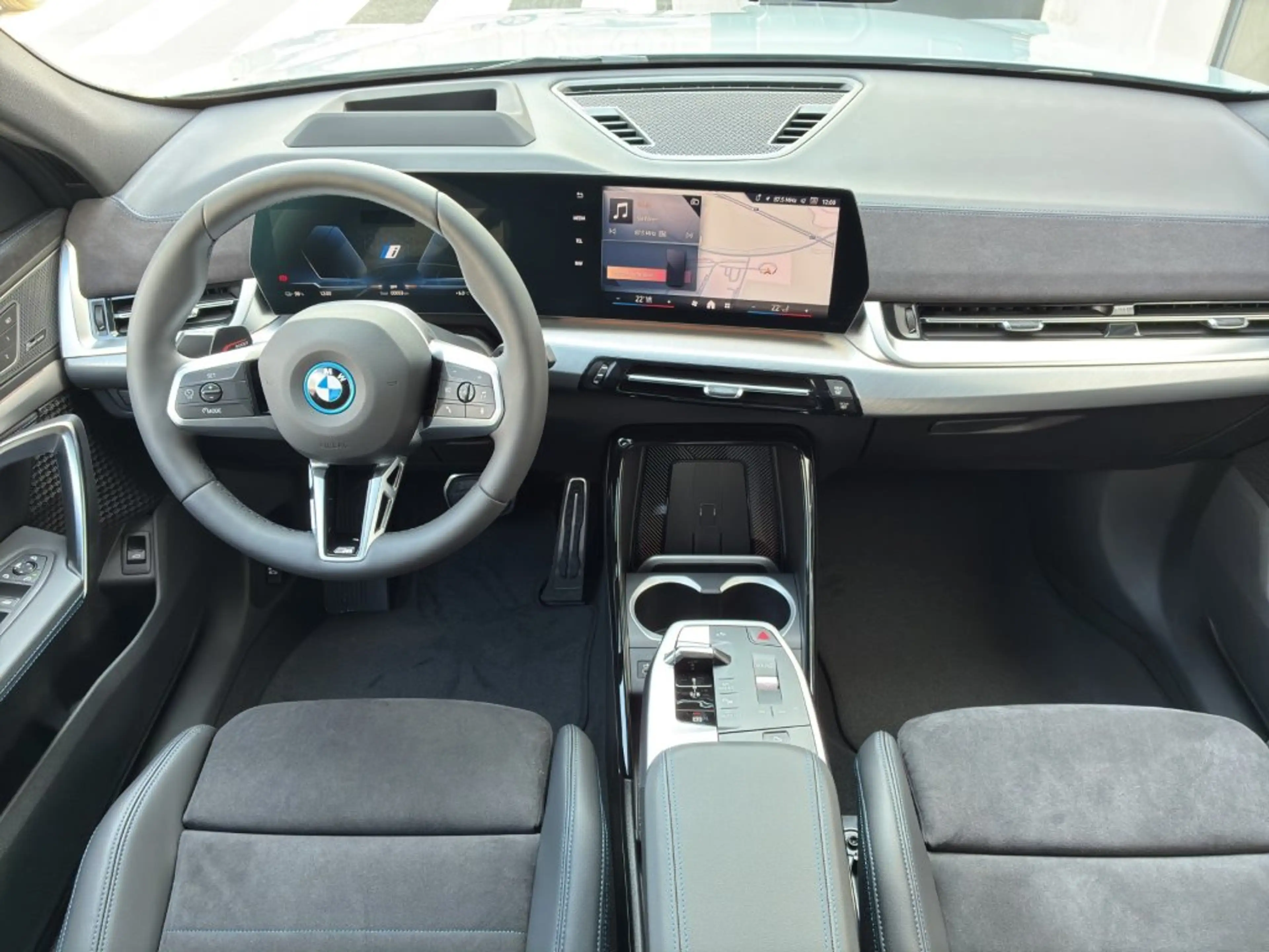 BMW iX2 eDrive20 — photo 10
