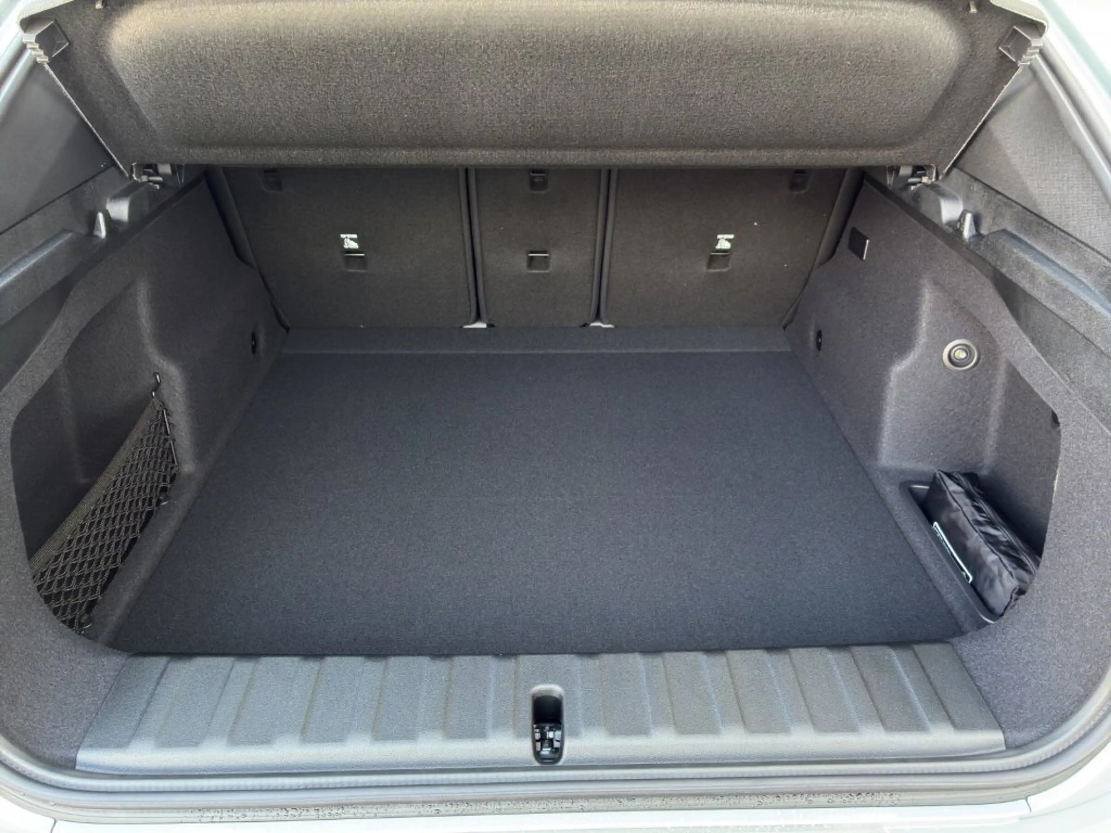 BMW iX2 eDrive20 — photo 13