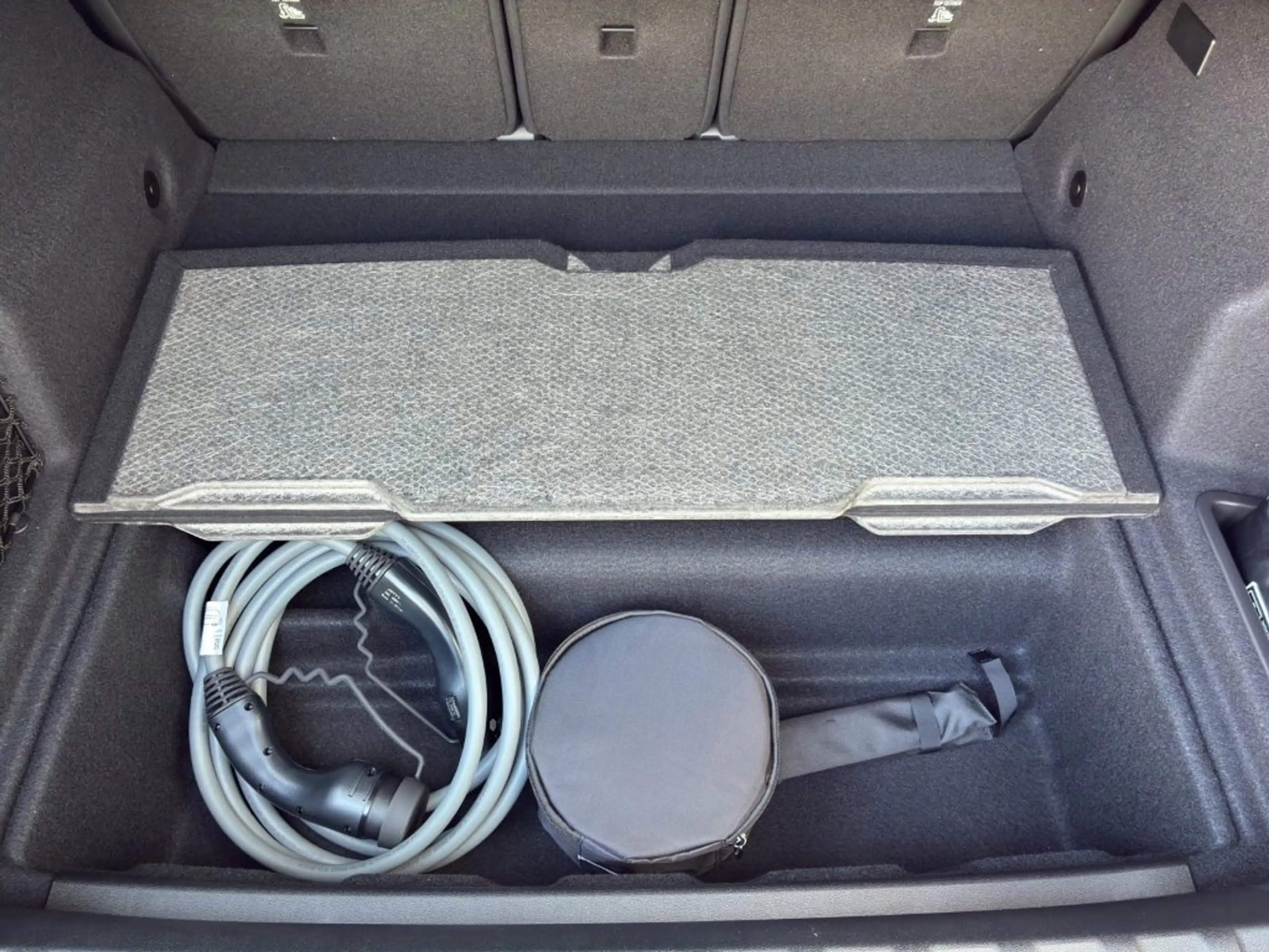BMW iX2 eDrive20 — photo 14