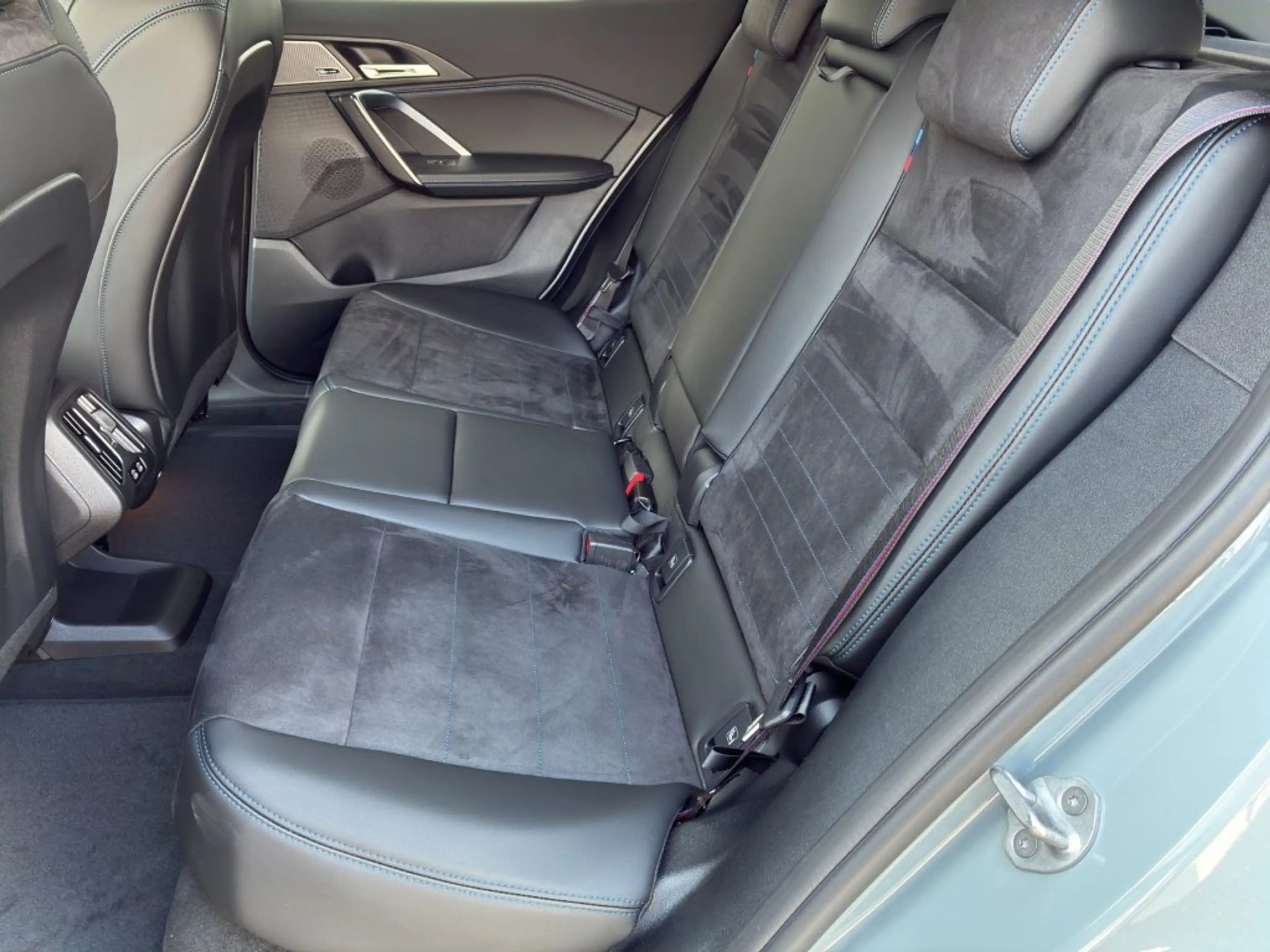 BMW iX2 eDrive20 — photo 12