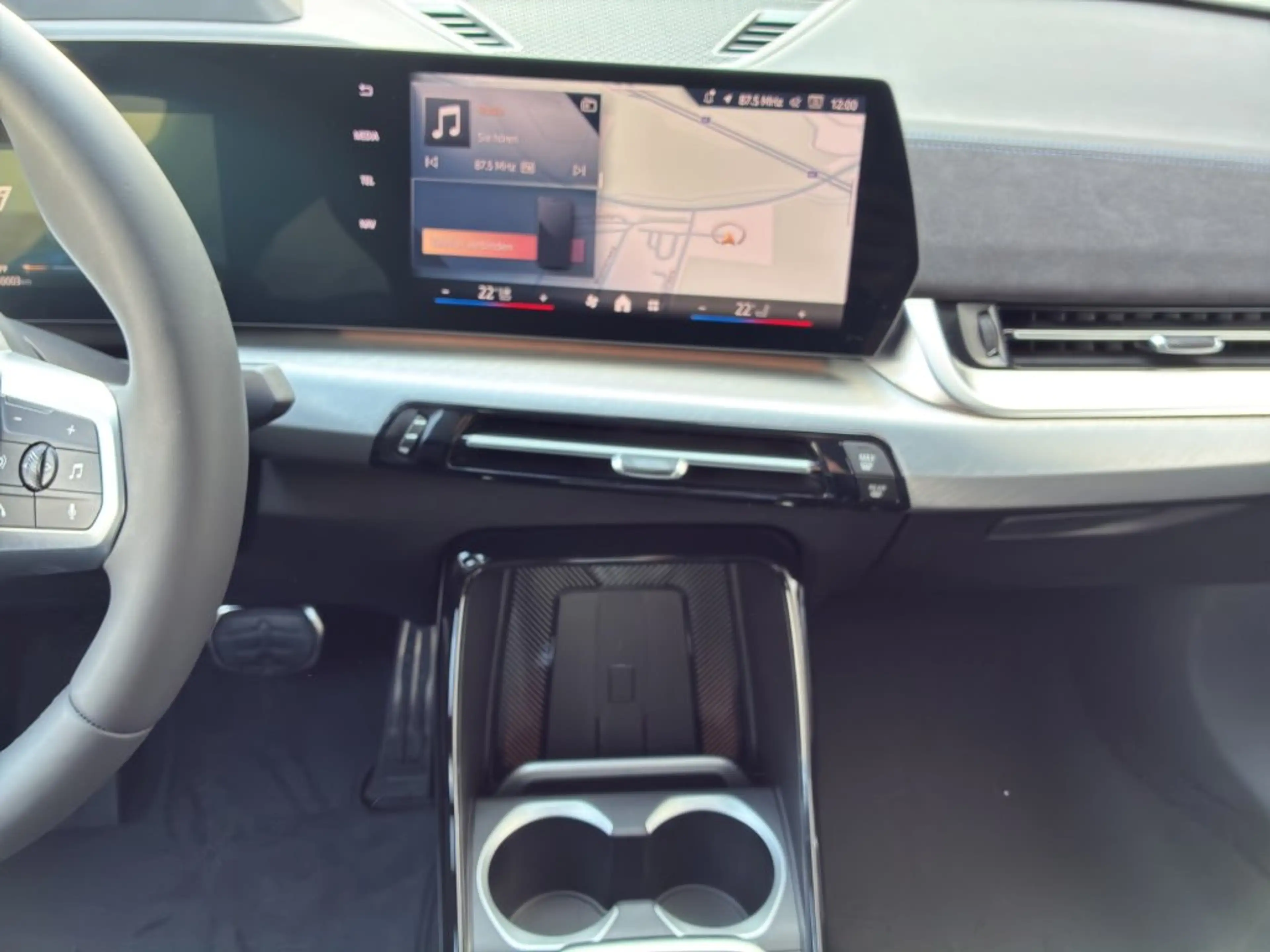 BMW iX2 eDrive20 — photo 11